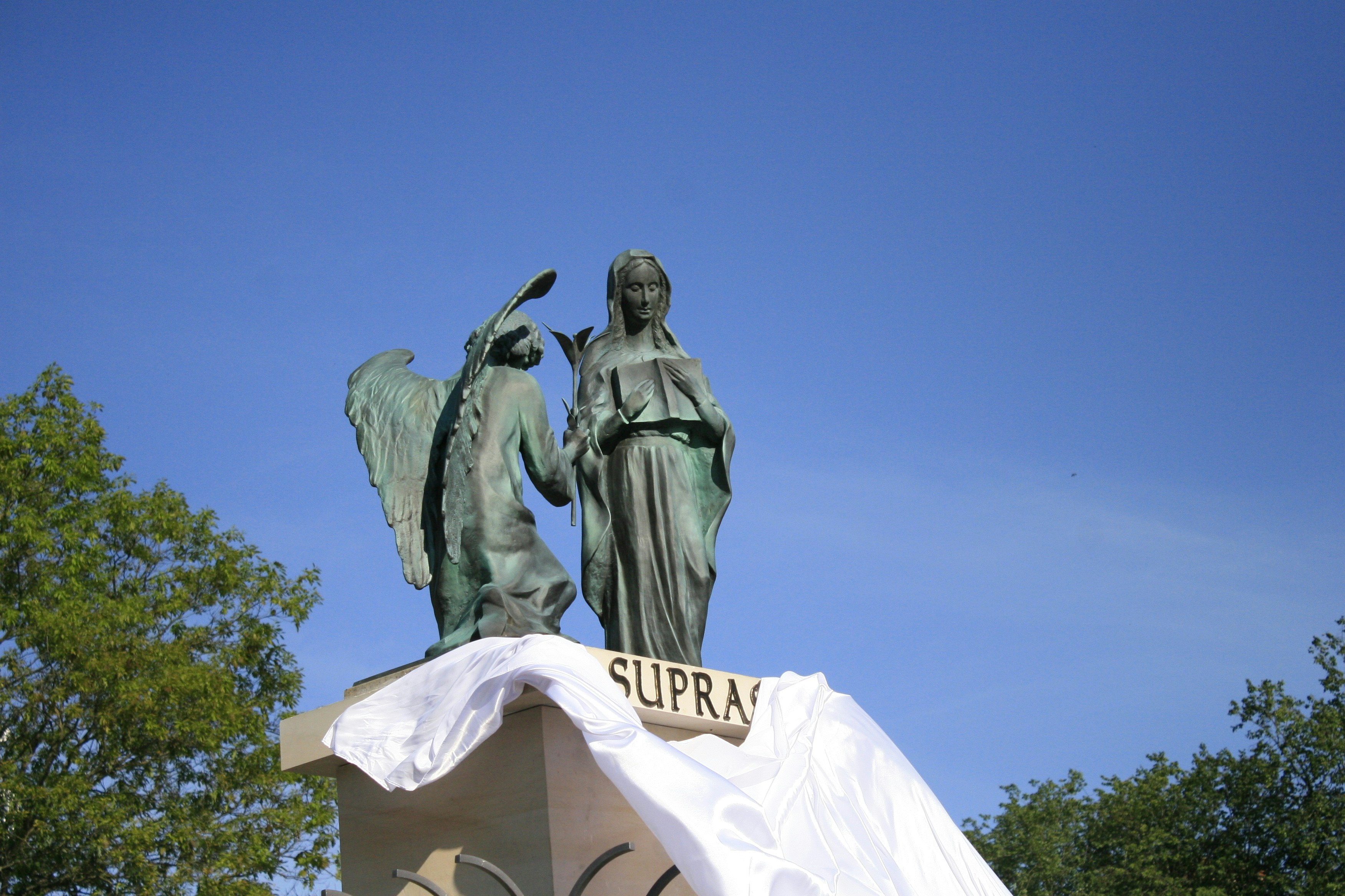 Opening the statue of revelation of the Holly Merry in my town camera: canon eos 30d and 50 mm lens