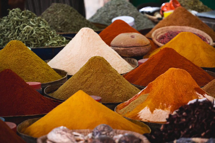 Épices colorées empilées sur un étal