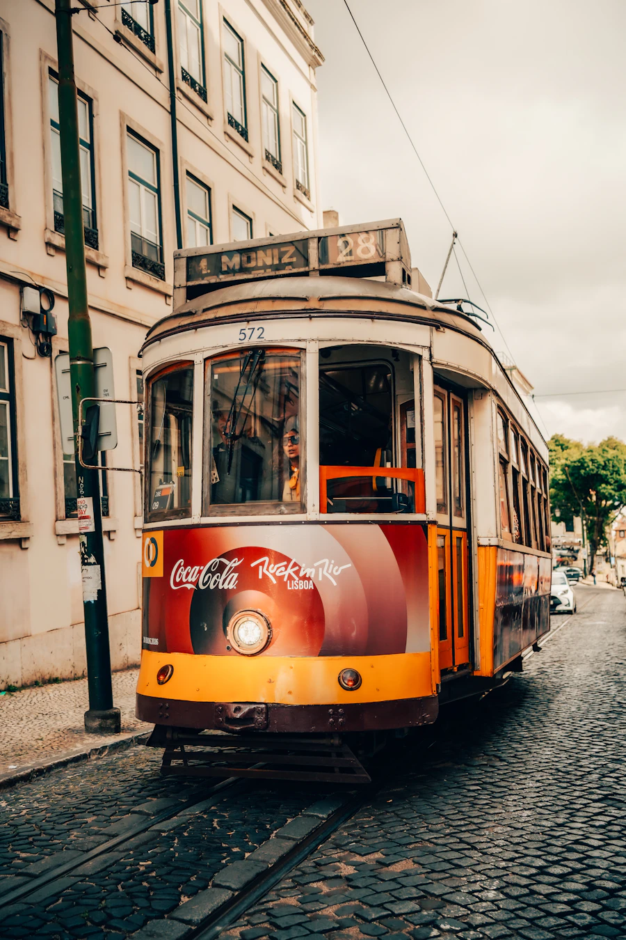 Elétrico amarelo da carreira 28 numa rua de Lisboa