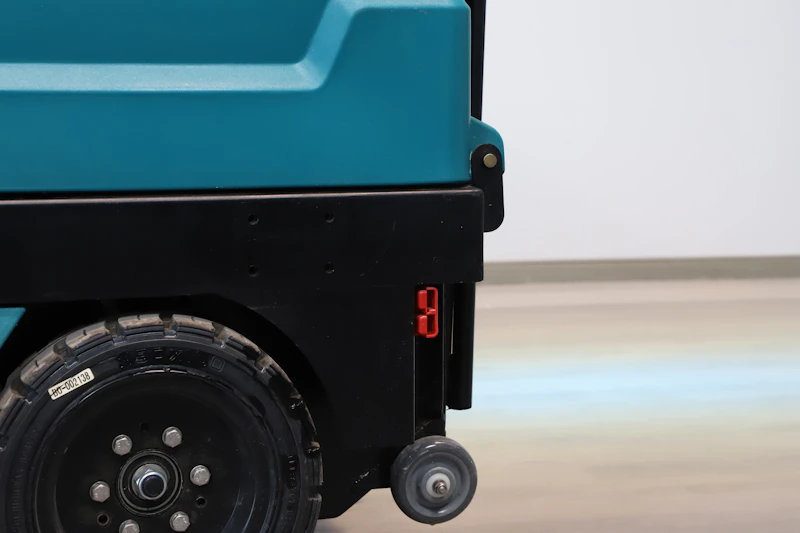Detail einer Scheuersaugmaschine für Industrieböden