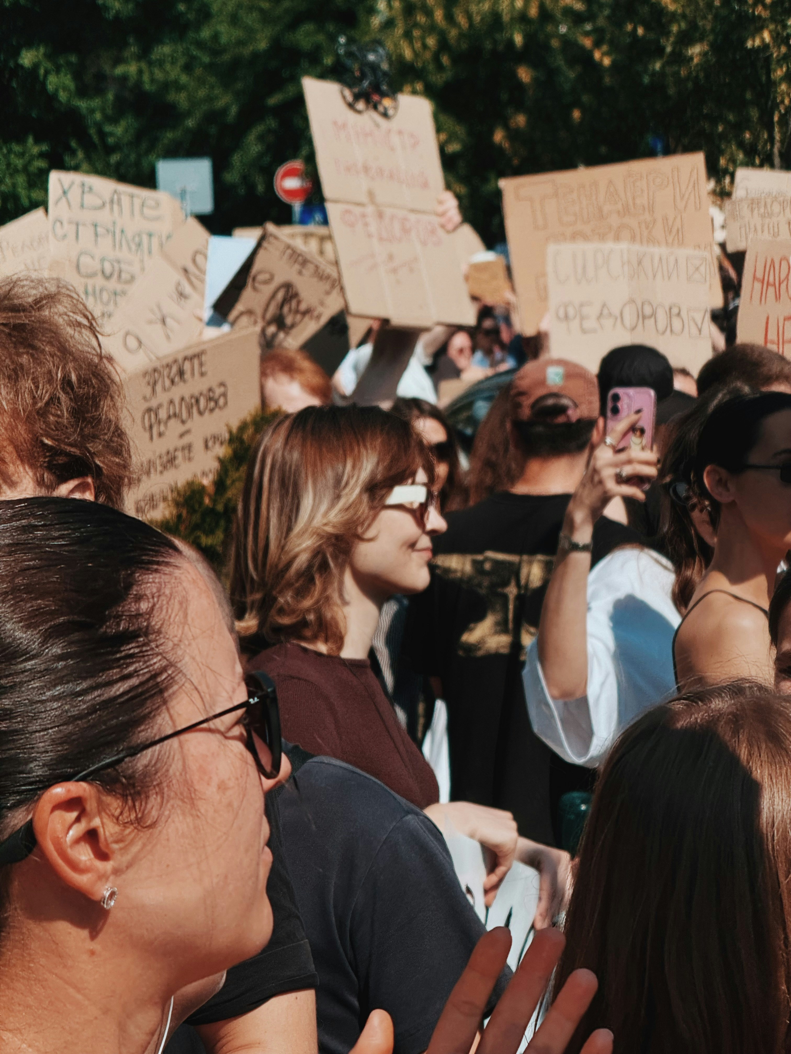Vielfältige Menschengruppe hält Protestschilder für eine pluralistische Gesellschaft