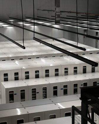 Centro de datos con filas de gabinetes