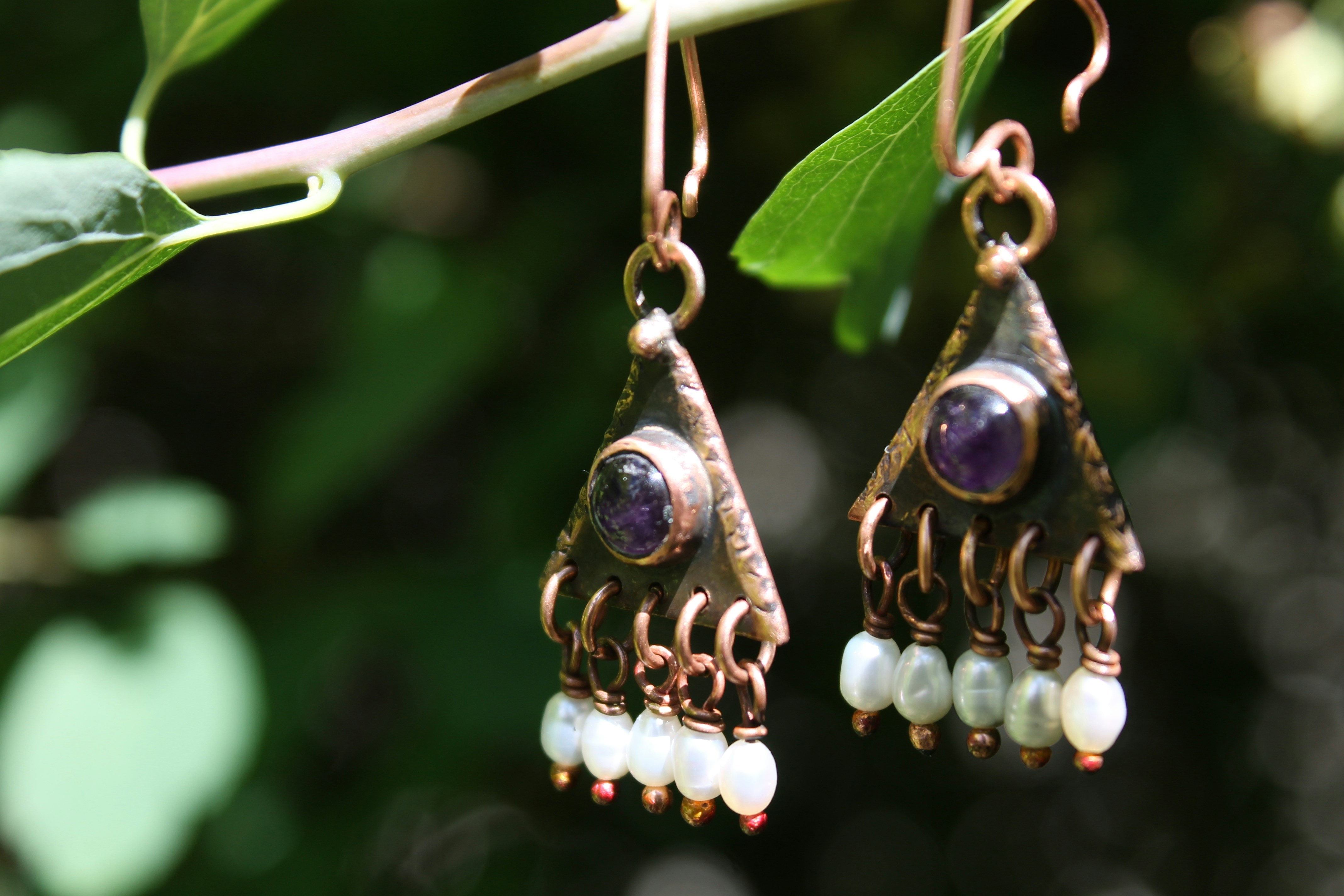 Boucles d’oreilles en cuivre uniques avec de l’améthyste et des perles sur une branche