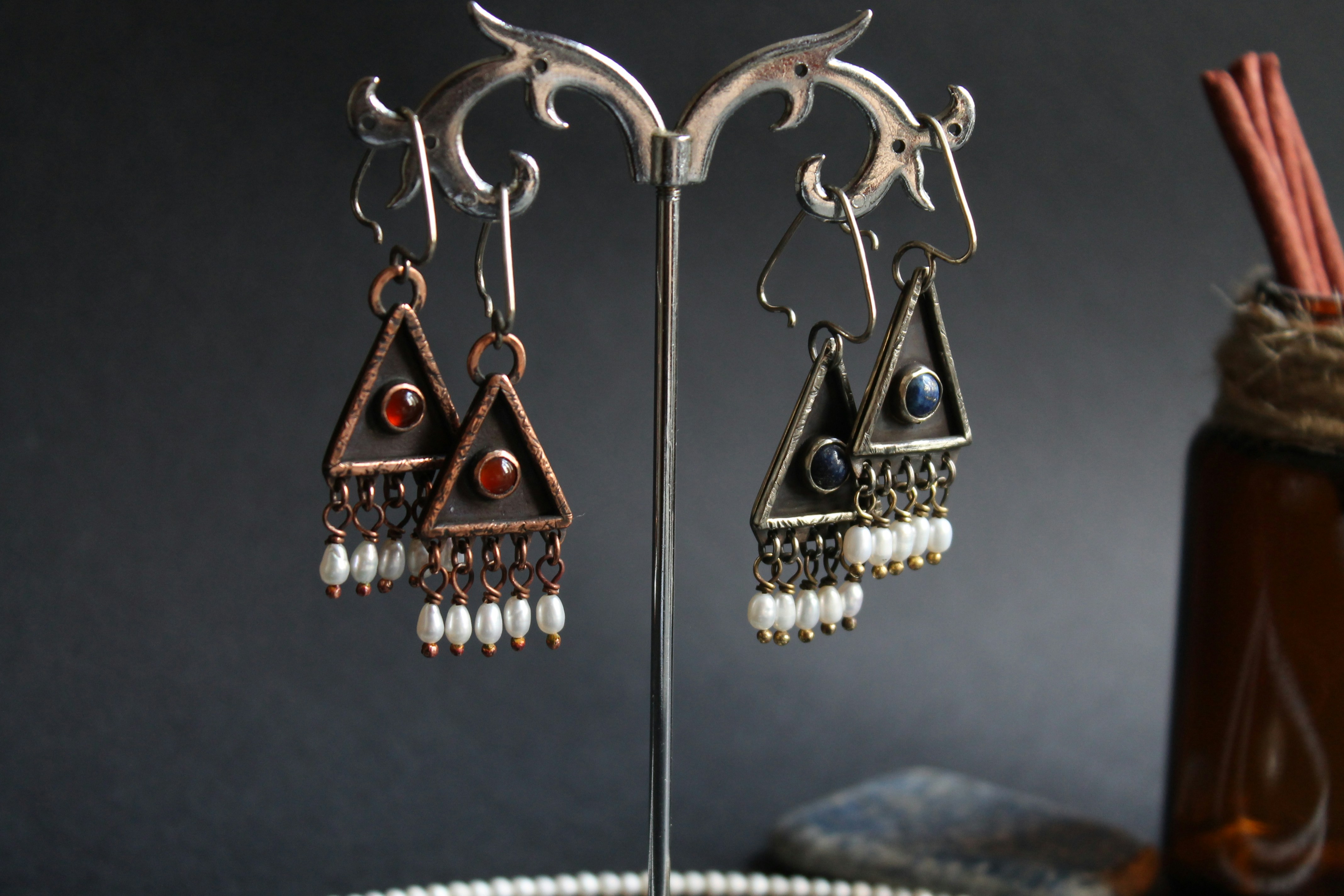 Boucles d’oreilles triangulaires décoratives avec des perles et des pierres colorées exposées
