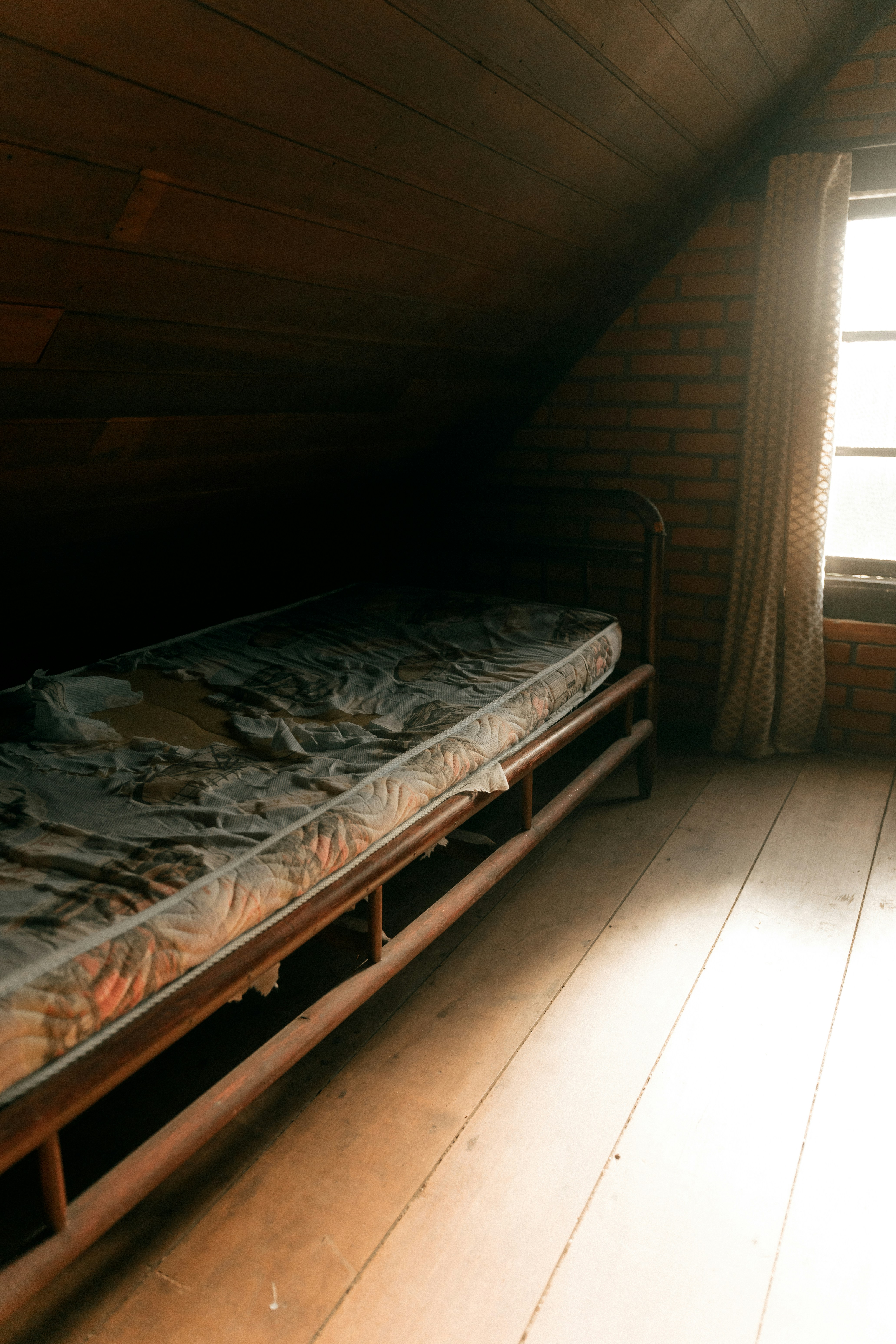 aesthetic attic bedroom, wallpaper, Styling Attic with Vanity Mirror: Expert Design Tips 4