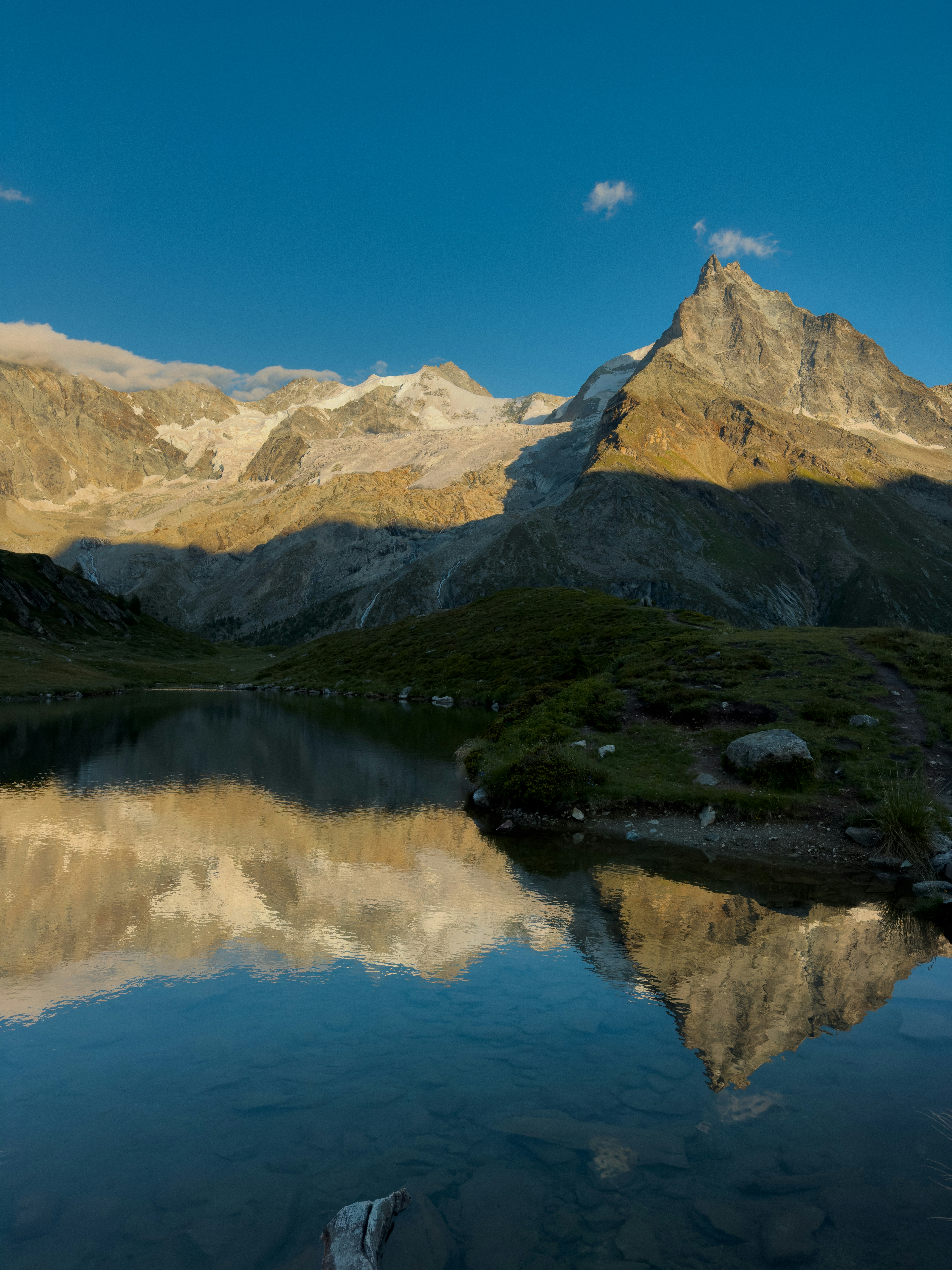 Le sommet majestueux se reflète dans un lac alpin clair.