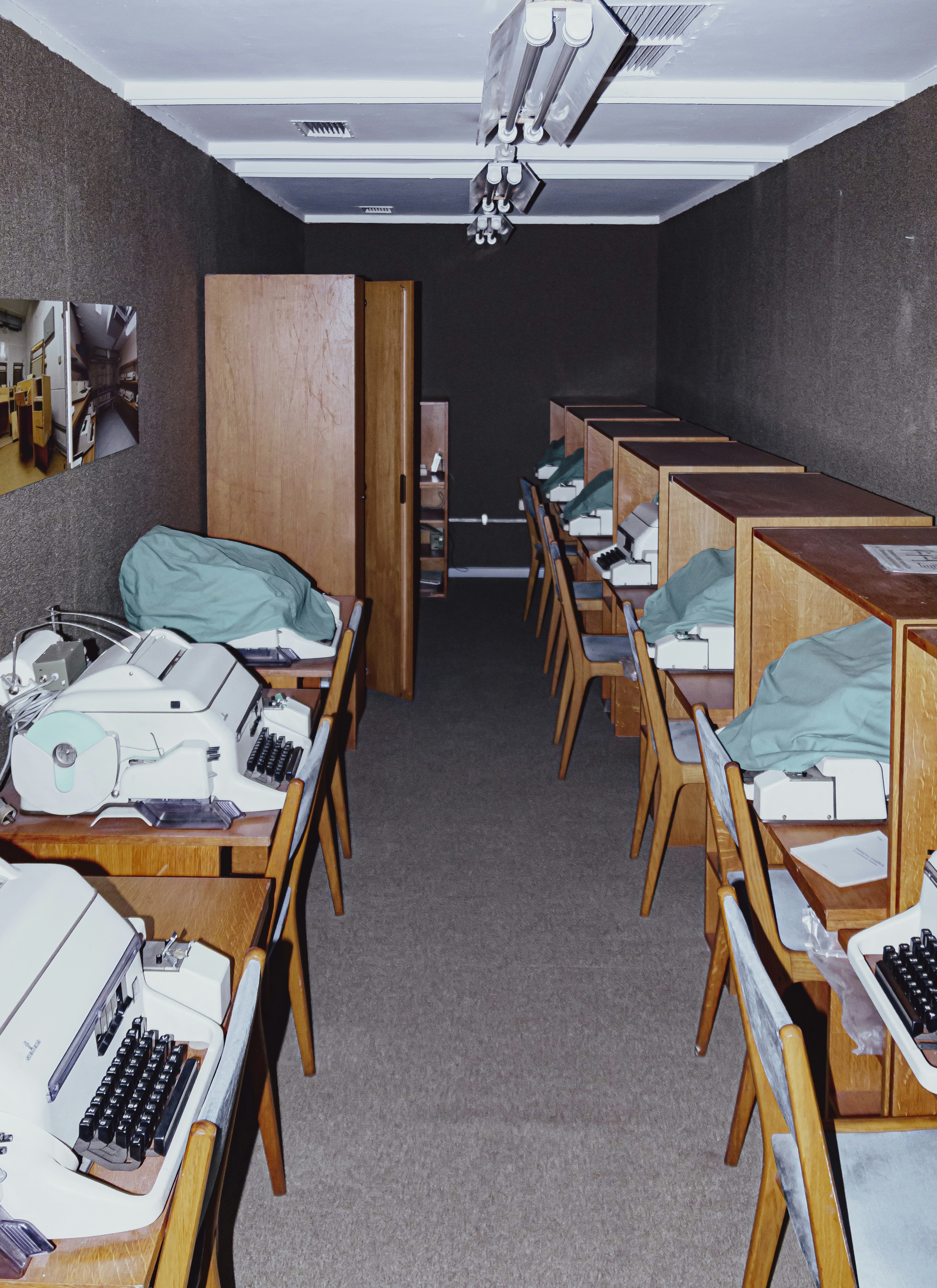 cold war vintage historical, wallpaper, Latar Belakang Perang Dingin: Sejarah, Ideologi, dan Dampaknya 2