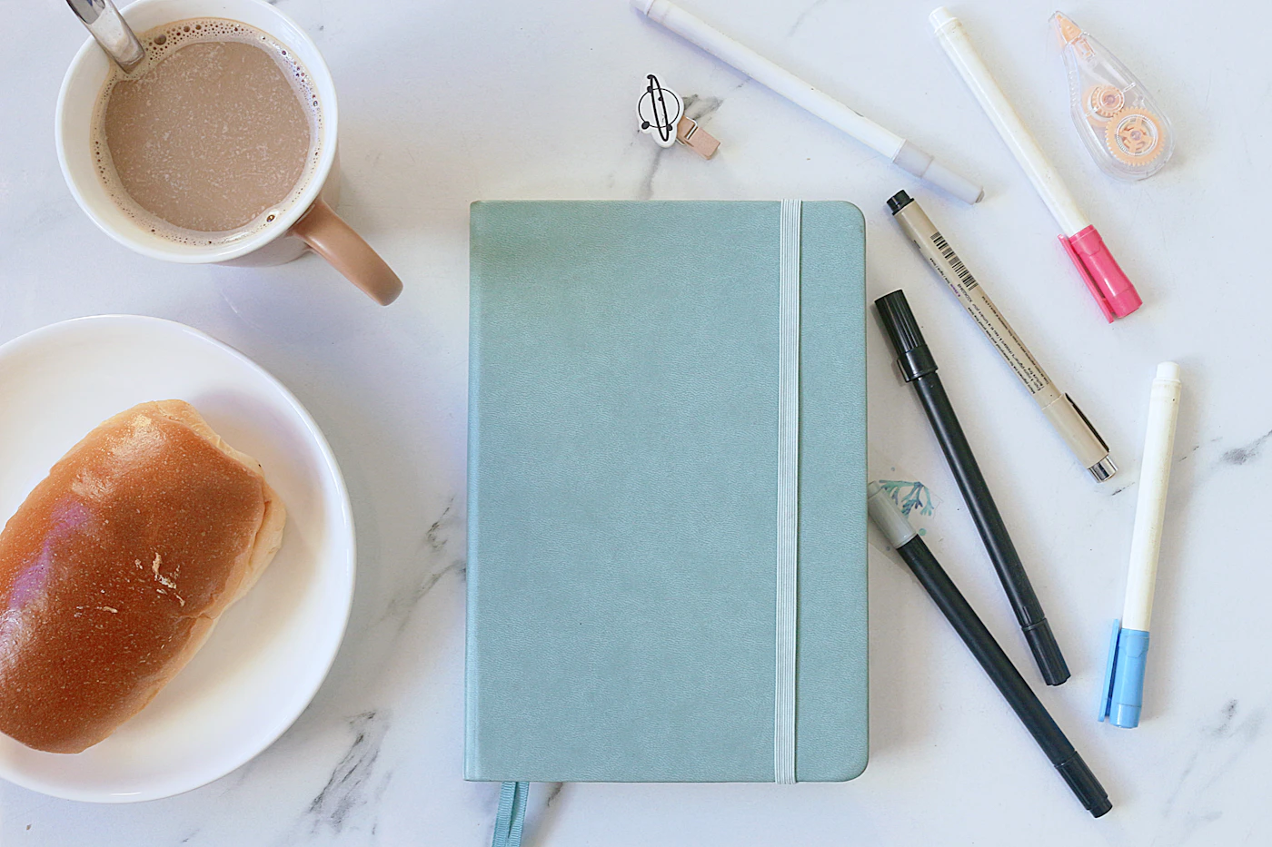 Notizbuch, Kaffee und Stifte als Symbol für Morgenroutine und Rauchgewohnheiten