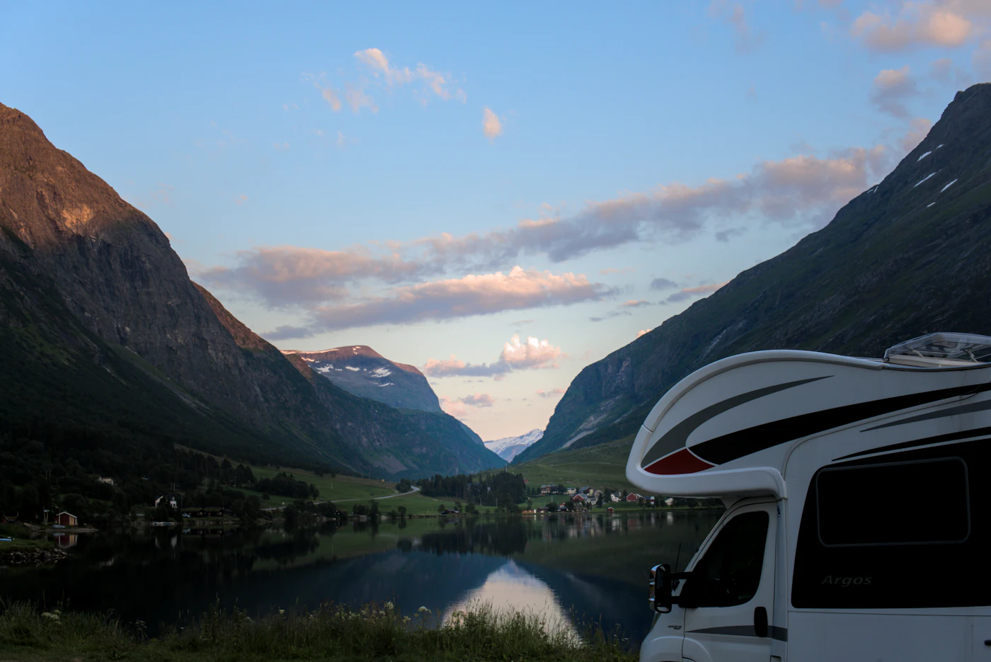Der Geirangerfjord mit steilen Felswänden und Wasserfällen