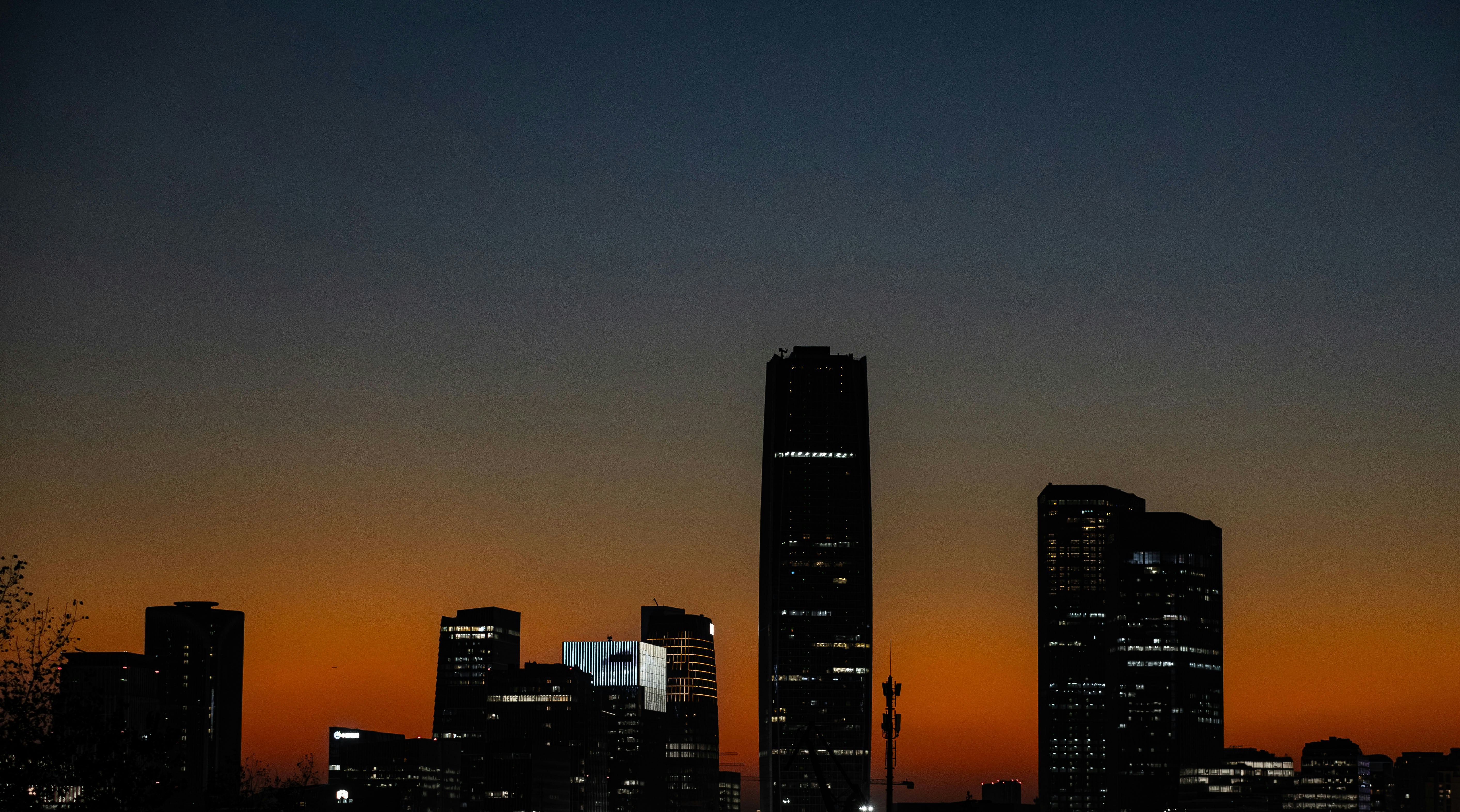 El skyline de la ciudad se perfilaba contra un vibrante cielo al atardecer