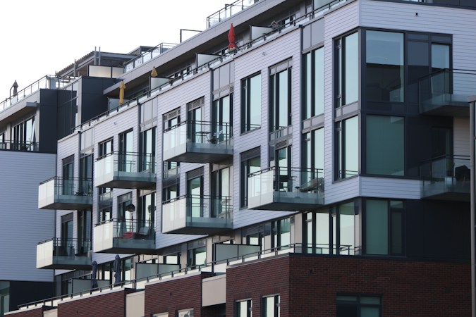 A modern apartment building with many balconies, the kind of rental where Las Vegas landlords are offering move-in deals on 68.9 percent of listings