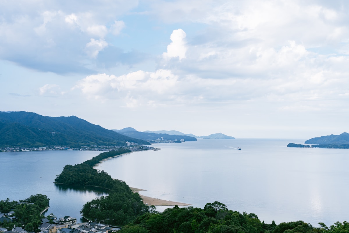 從高處俯瞰橫越海灣的長條砂洲與周邊山巒