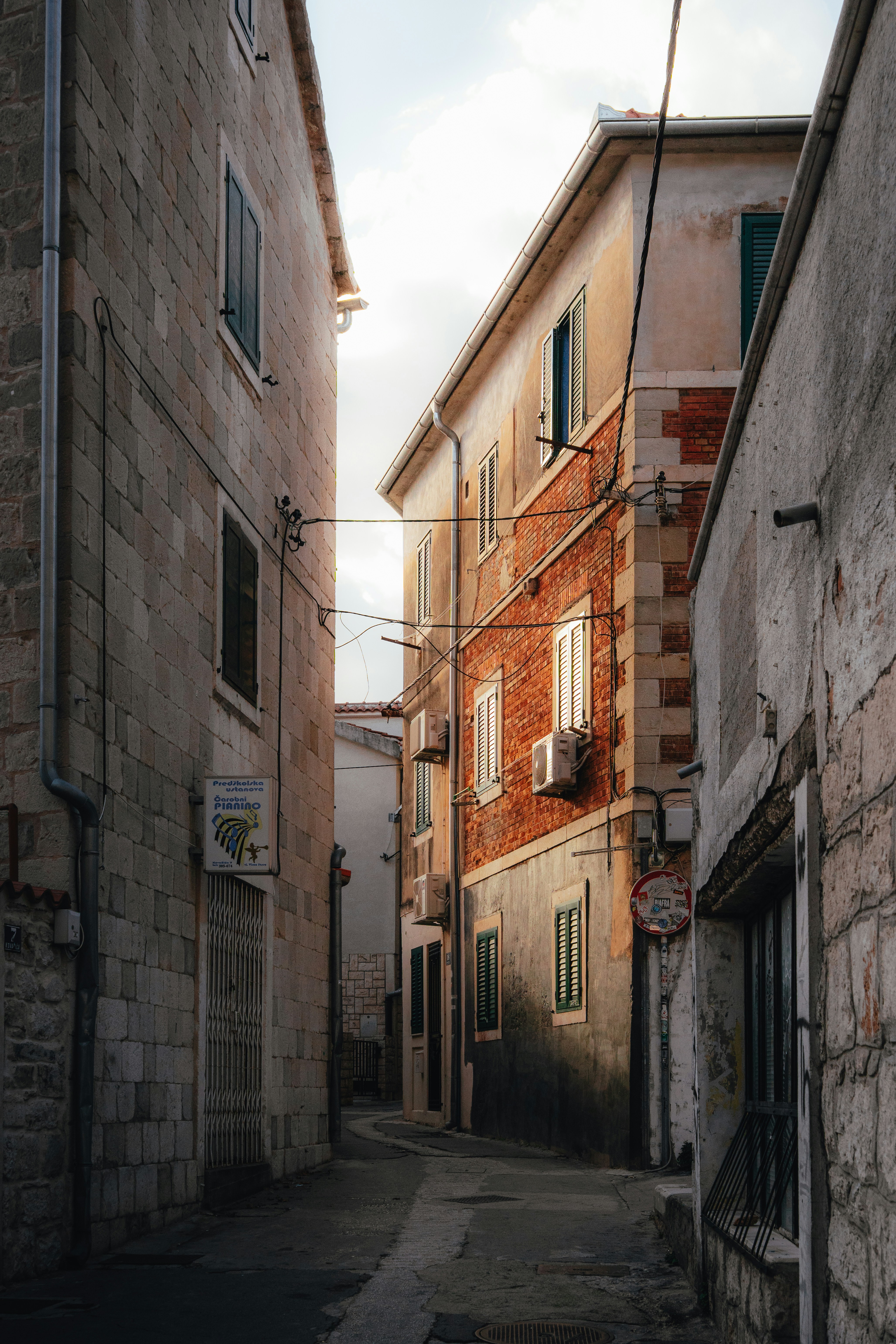 Sunlit narrow alleyway between old buildings in split - 相关推荐
