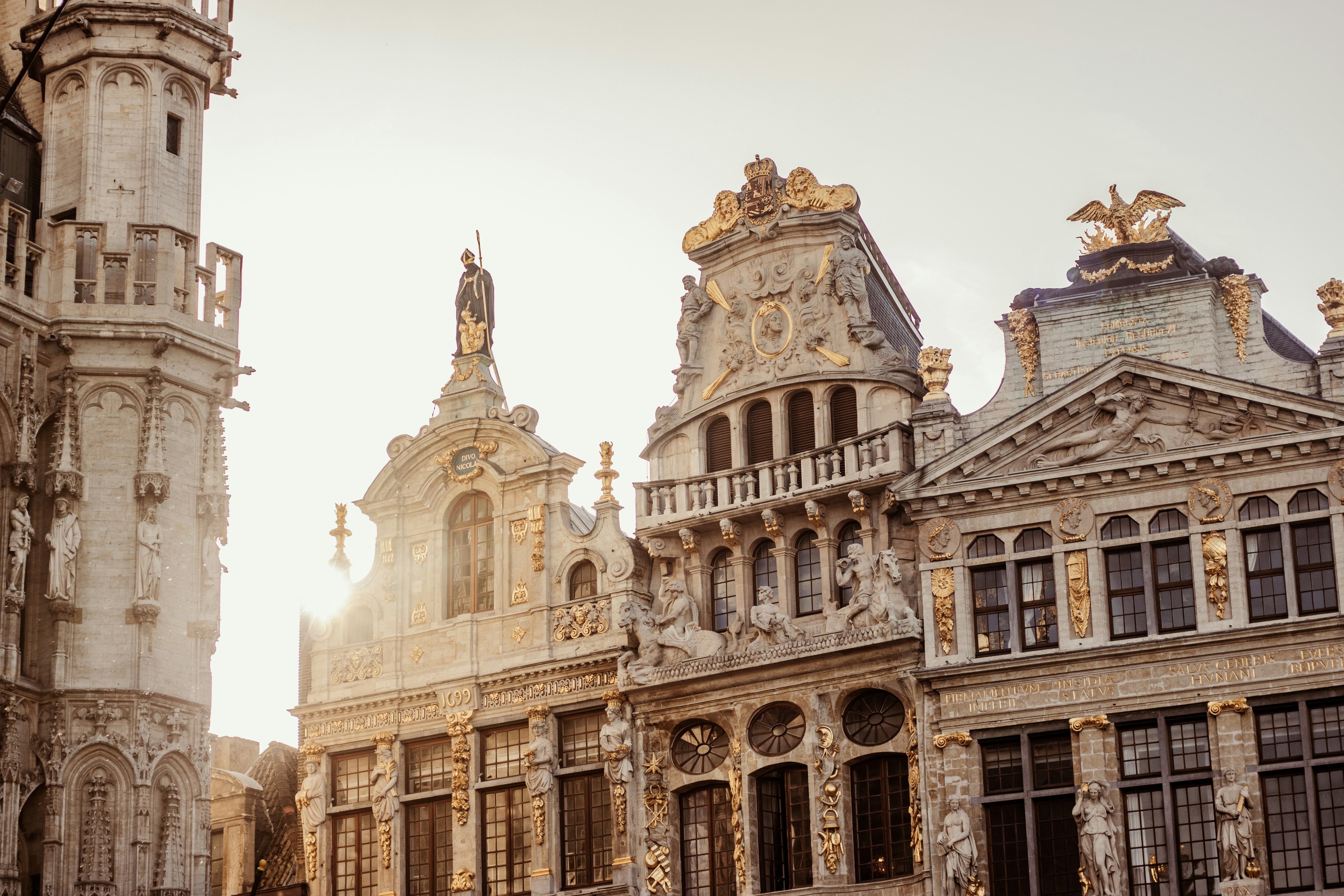 Verzierte historische europäische Gebäude mit Statuen unter einem hellen Himmel