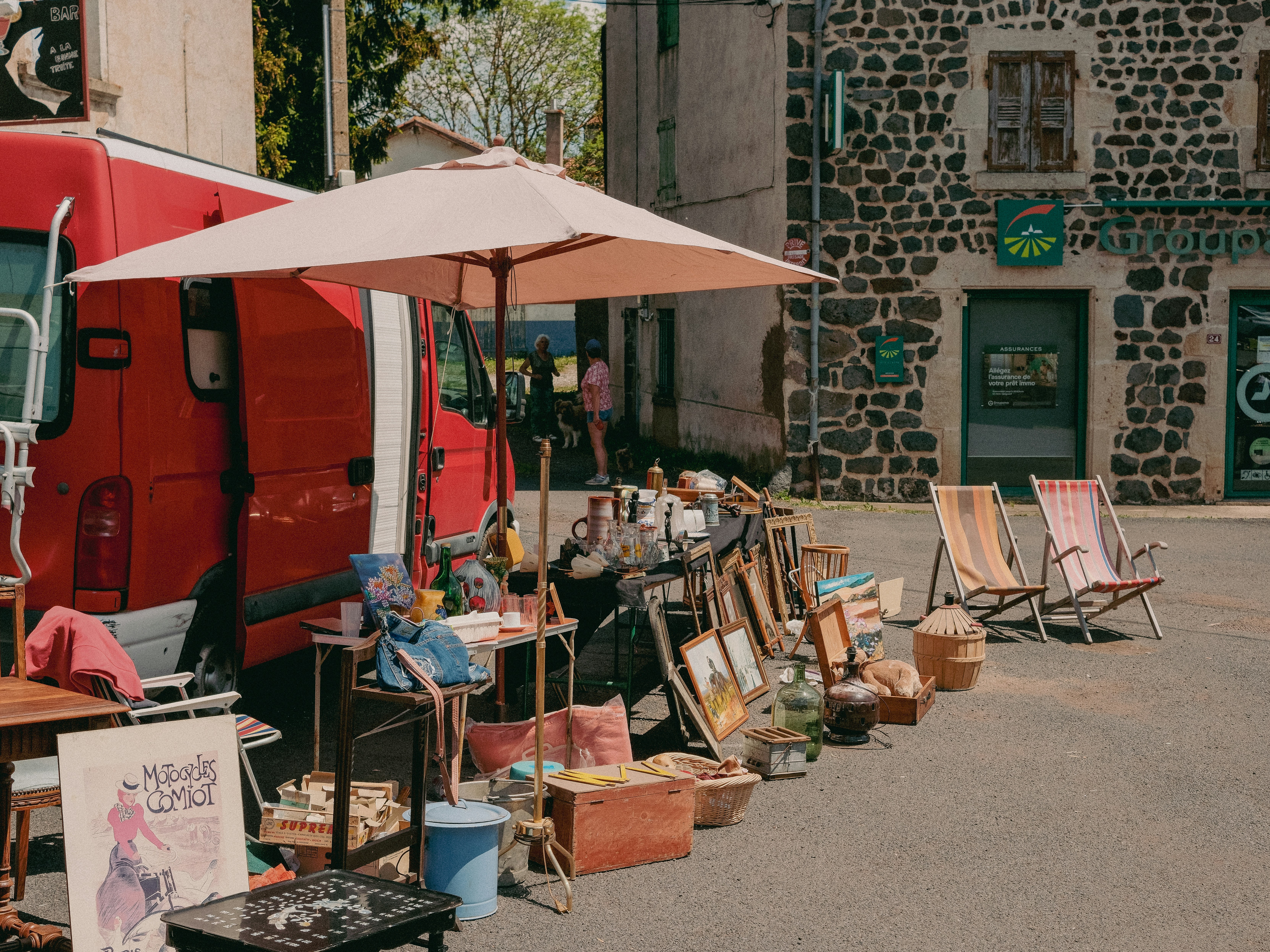 傘や様々な商品が並ぶ屋外市場の屋台。