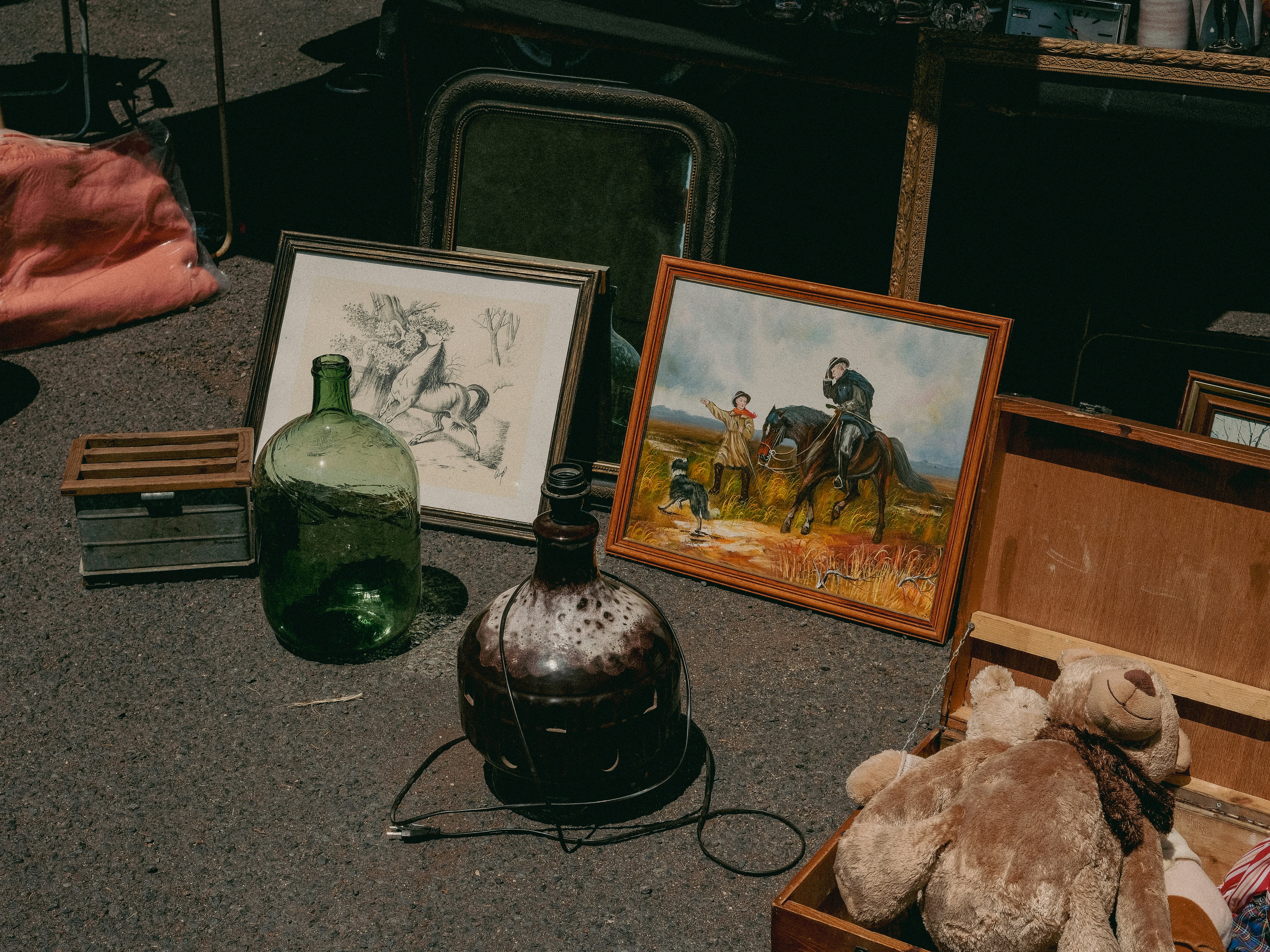 路上の市場で飾られた古い絵画や瓶、おもちゃ。