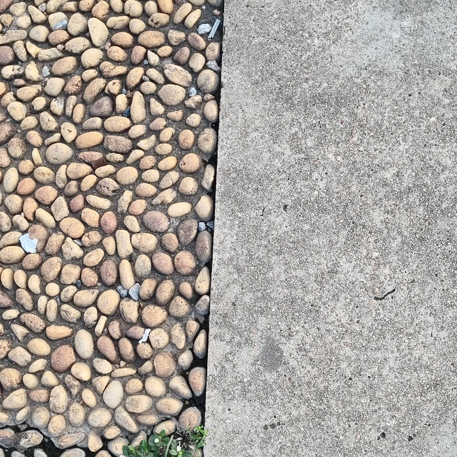 Calepinage de galets et de béton