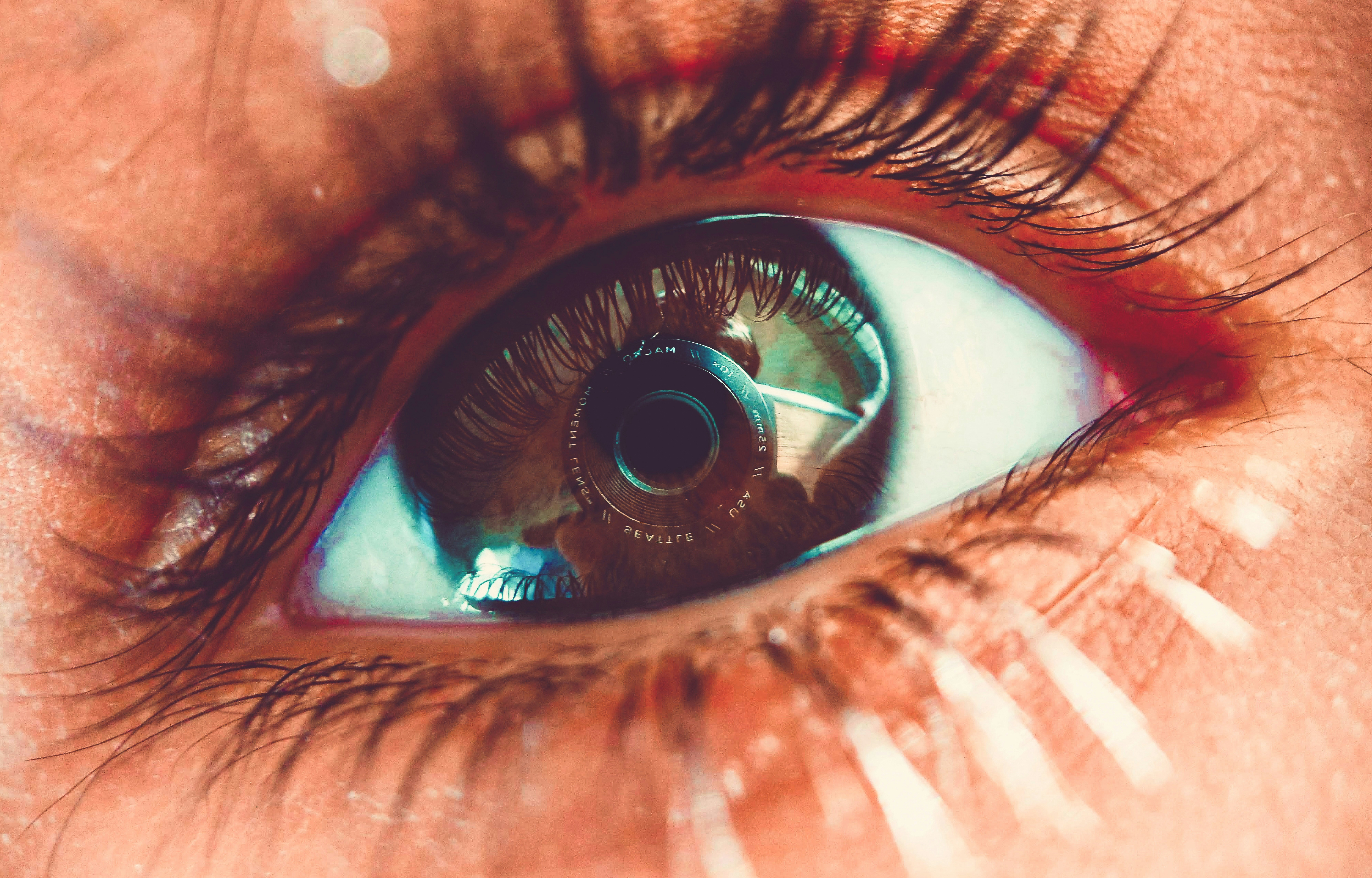Un ojo reflejando una cámara en su pupila