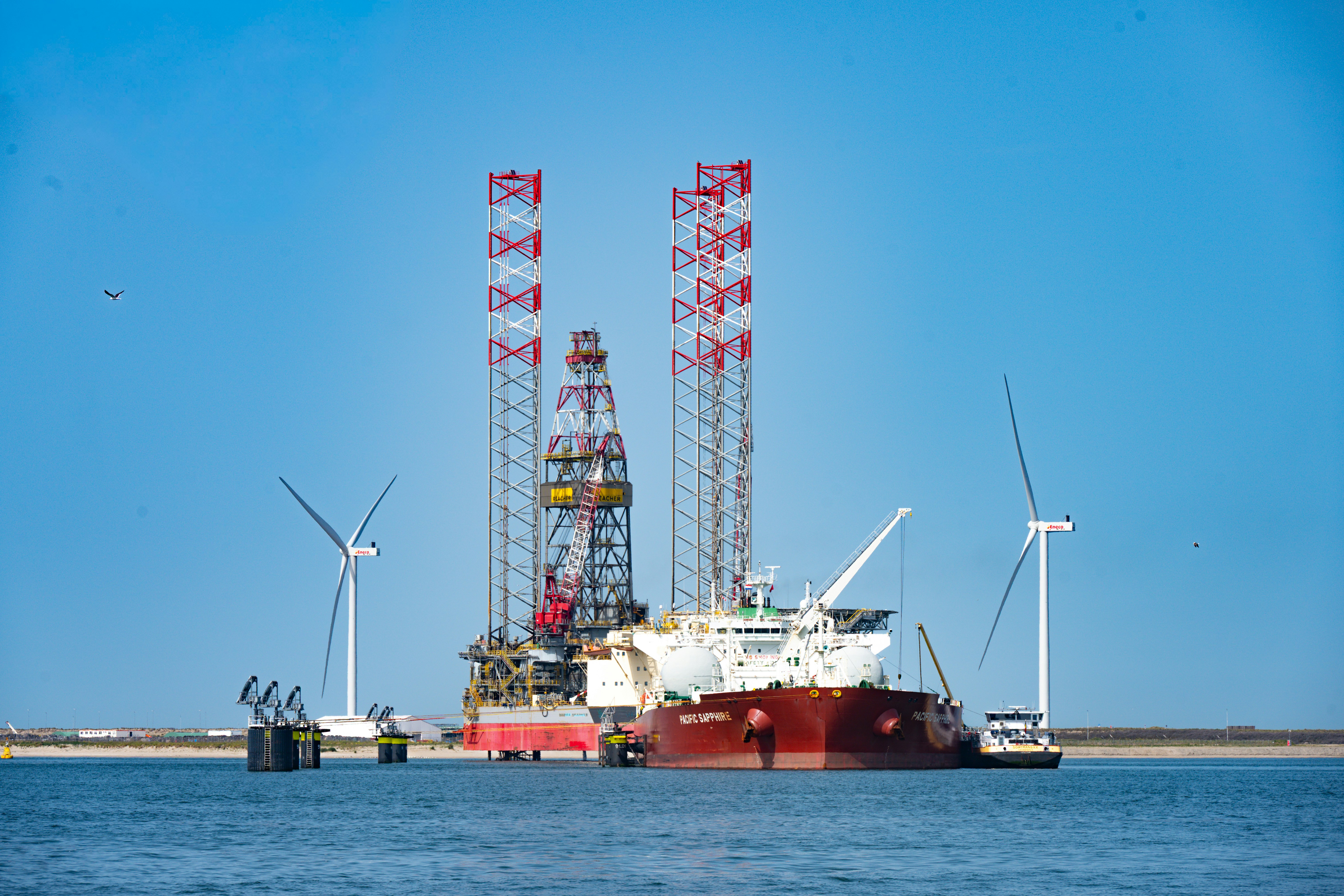 Crude oil energy infrastructure and global foreign exchange liquidity displays