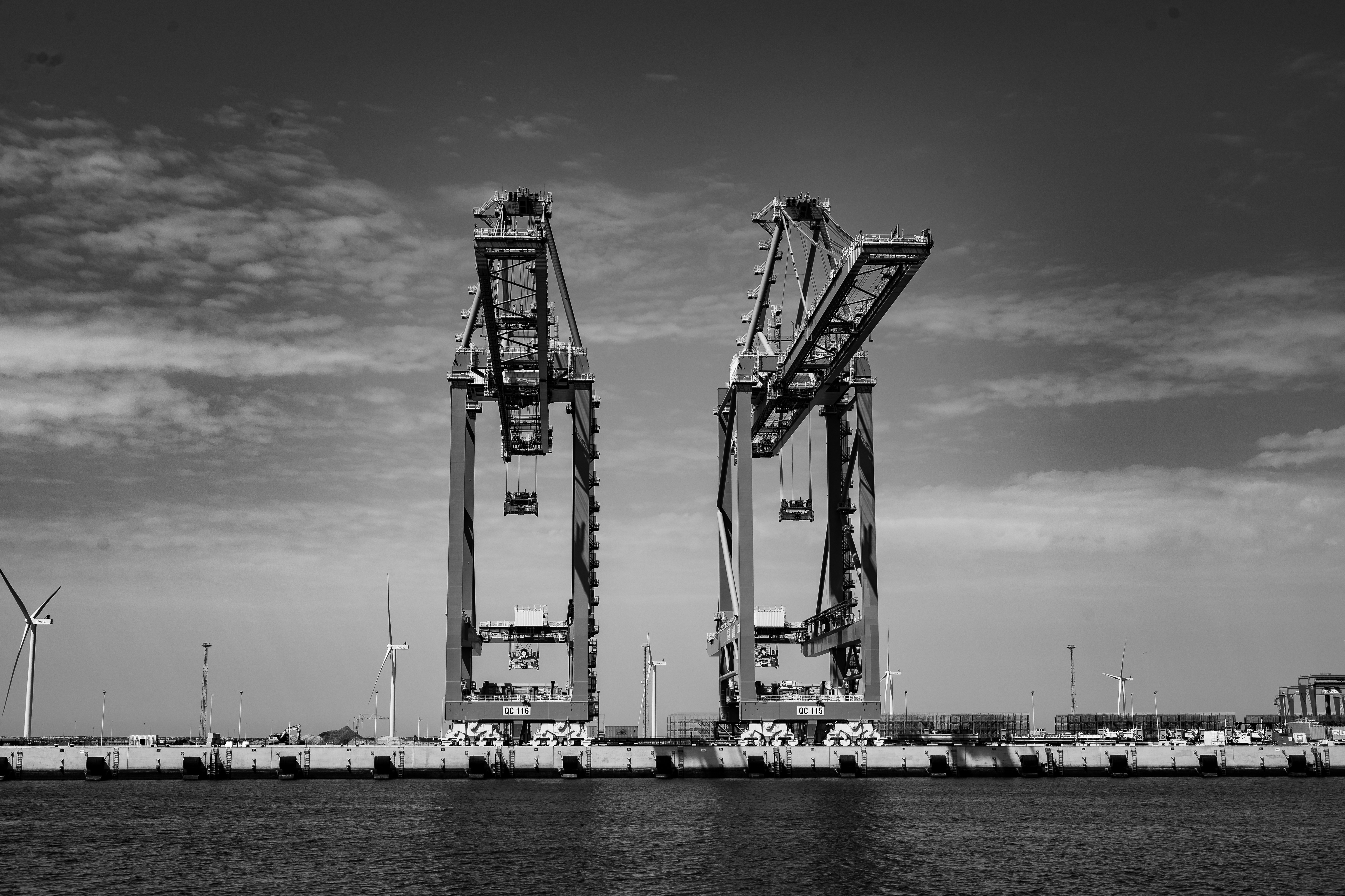 cuándo embarcar desde China antes de Golden Week 2026: Two large port cranes against a cloudy sky