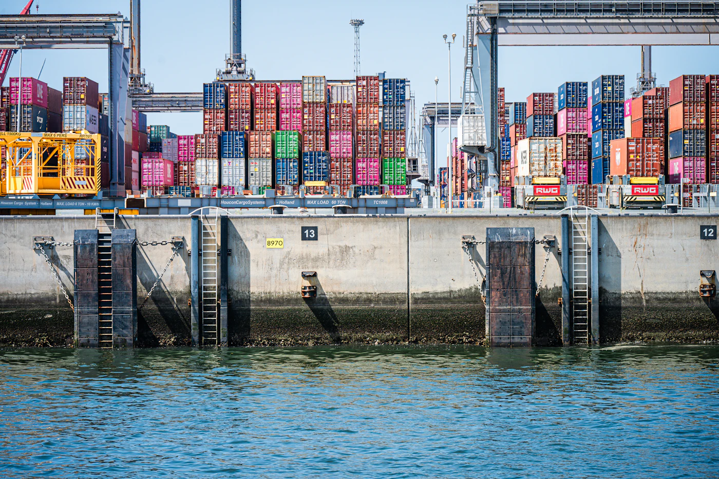 Container im Hafen als Teil des internationalen Warenverkehrs