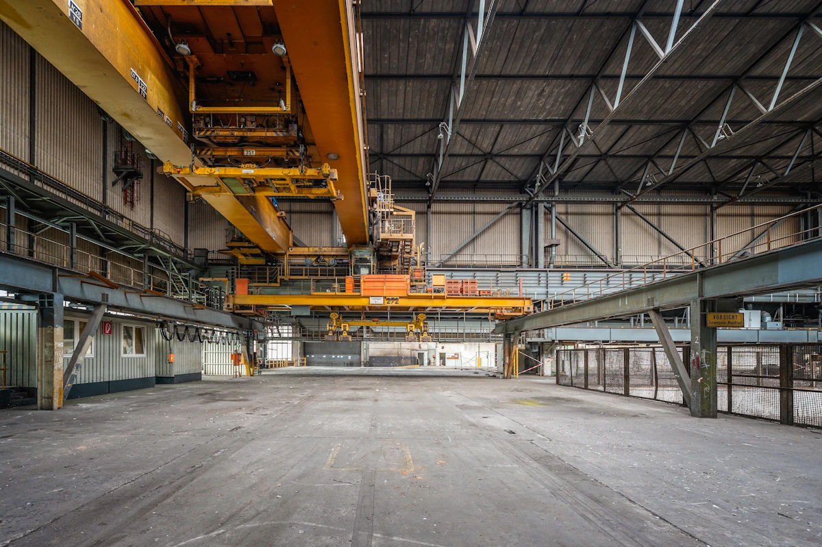 Industriële hal met staalconstructie en kraanbaan