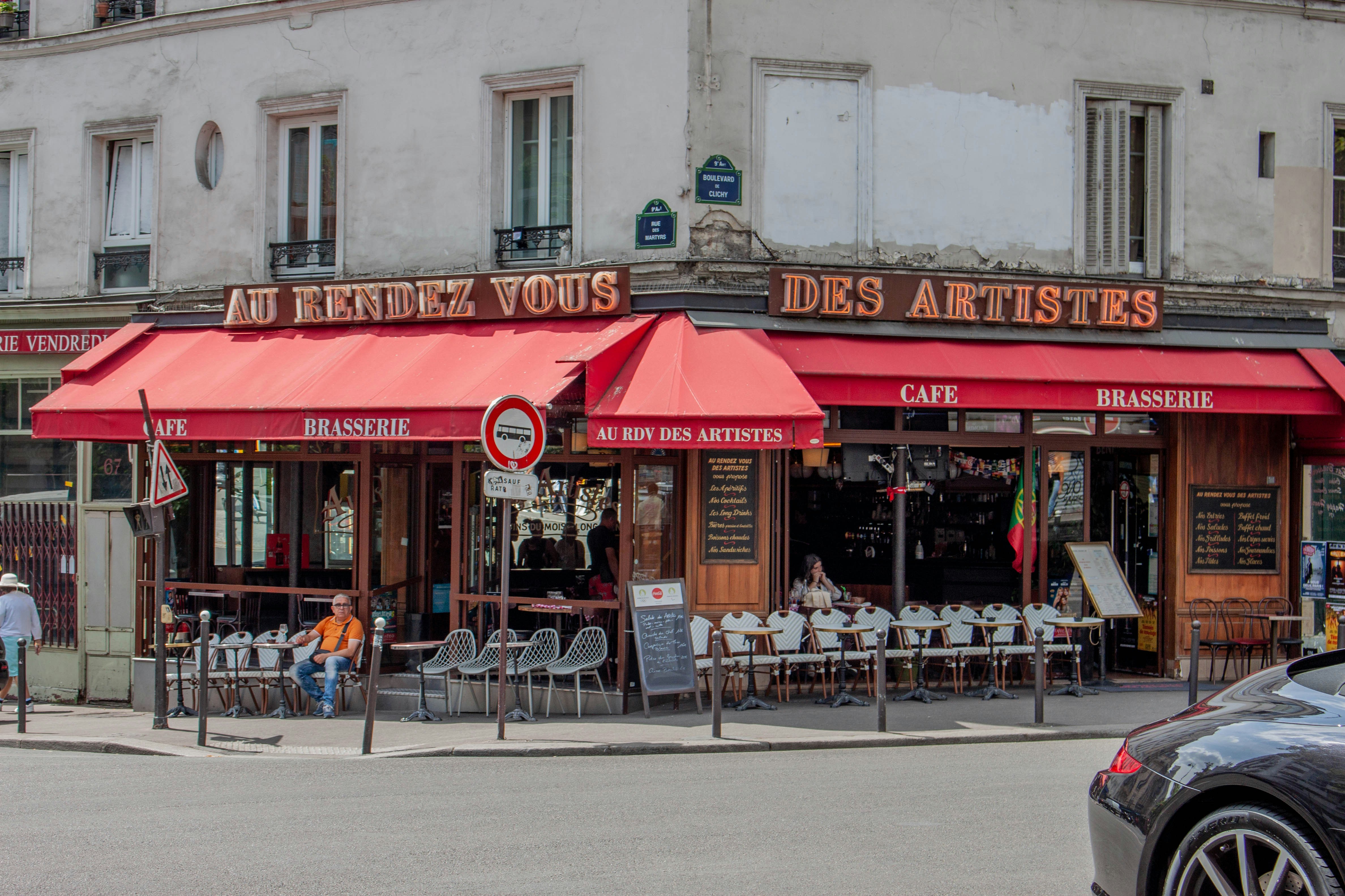 Caffè parigino 'au rendez vous des artistes' con tende di tenda rosse