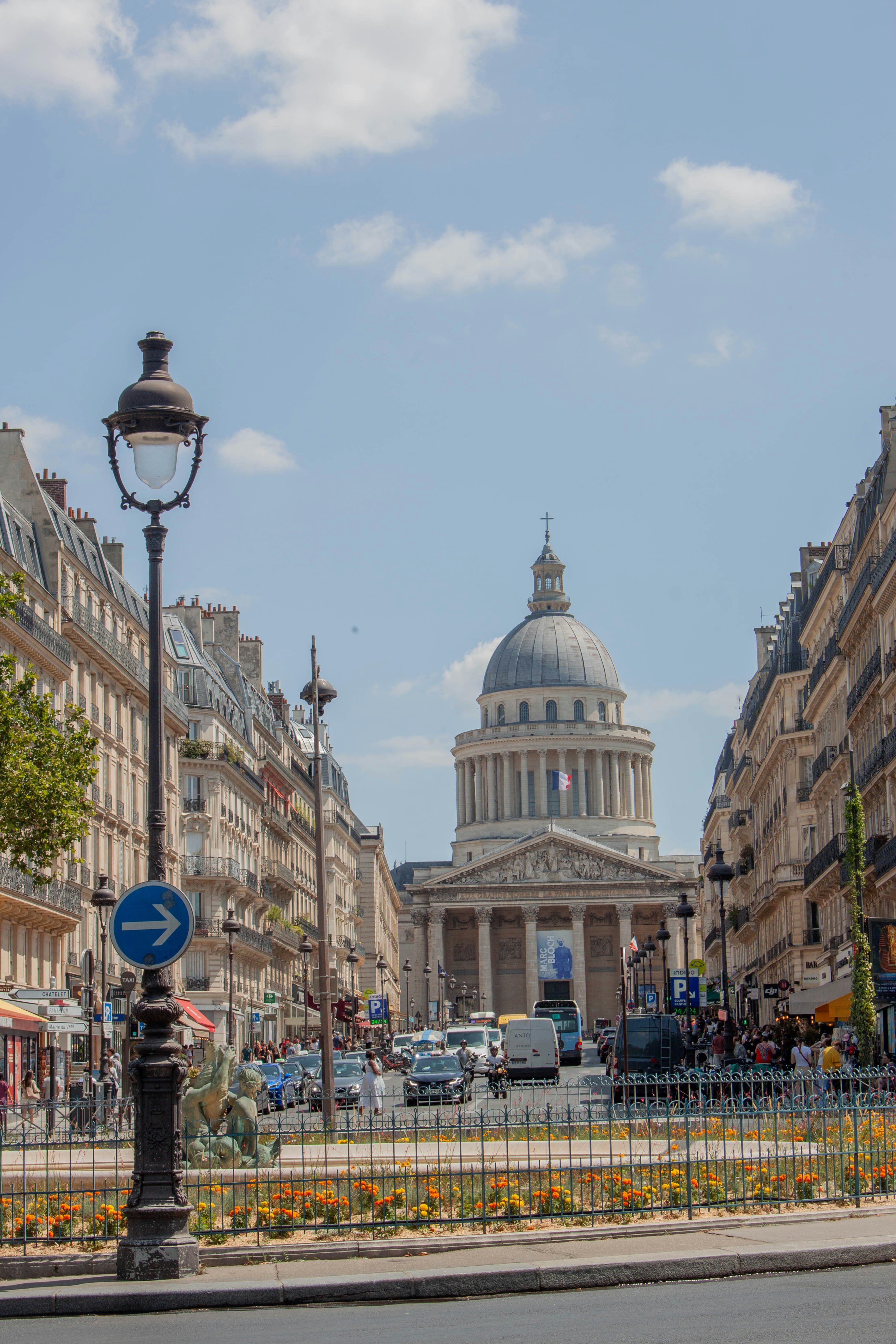 Edificio iconico del pantheon alla fine di una strada parigina