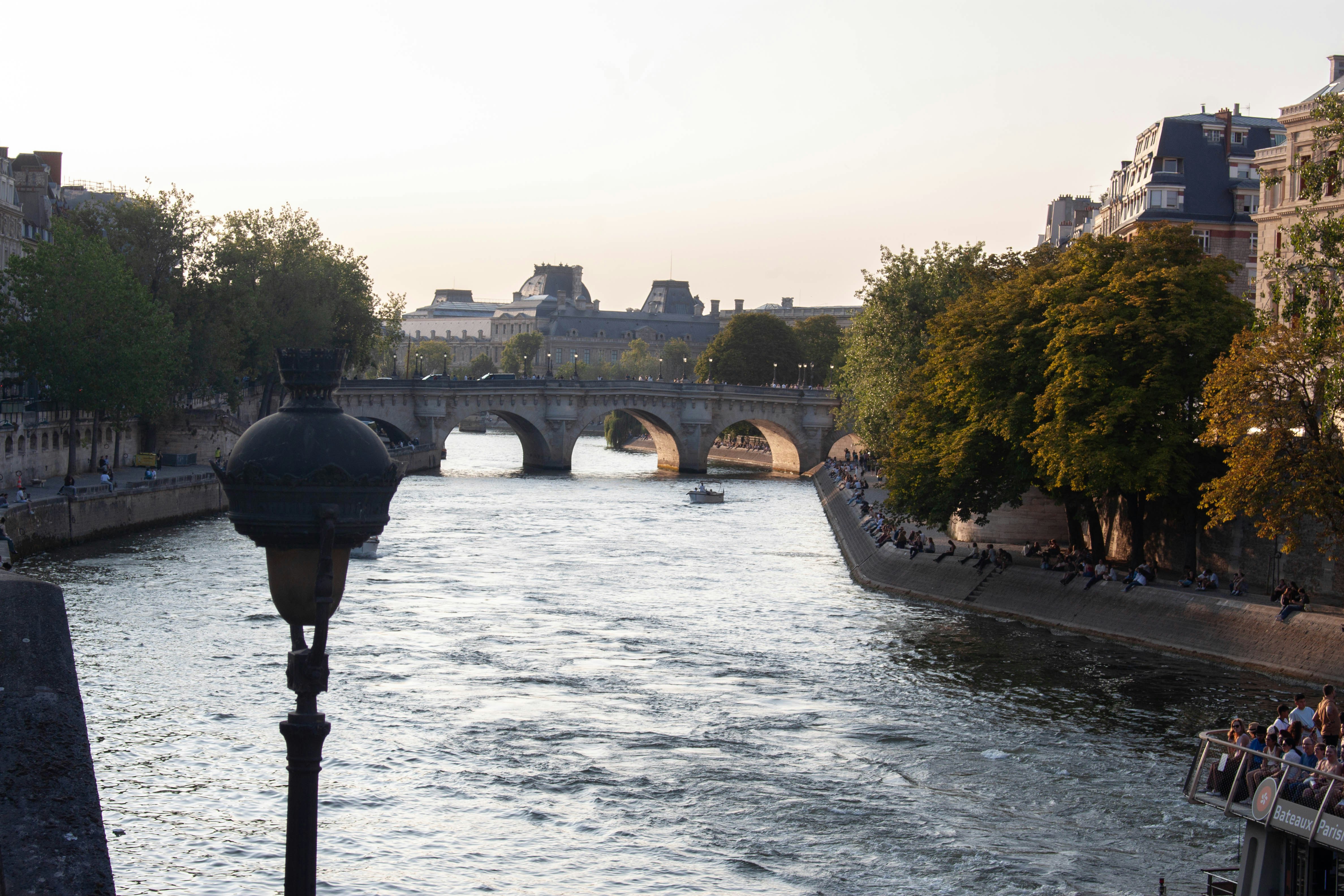 La Seine au soleil couchant, pont de pierre et quais plantés