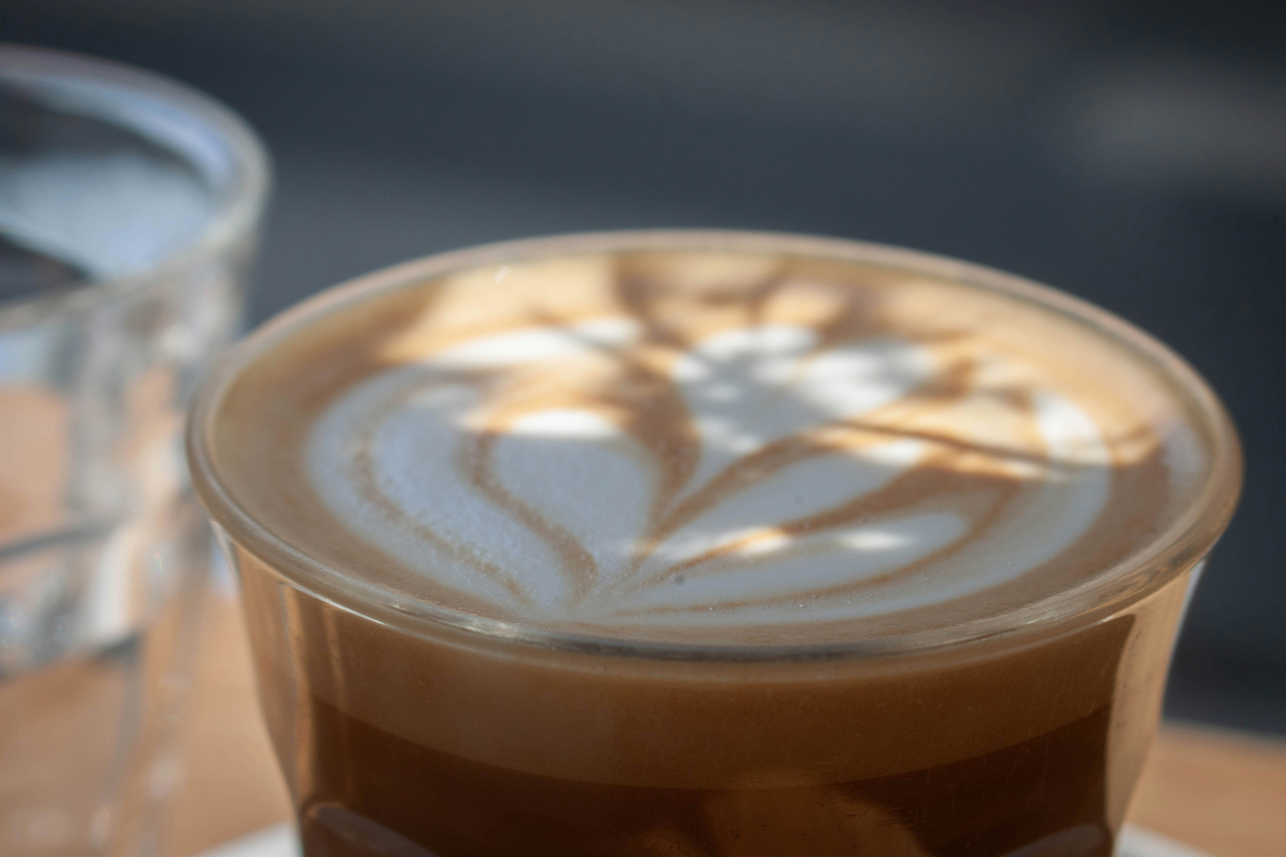 Caffè latte art con ombrette solare su un tavolo