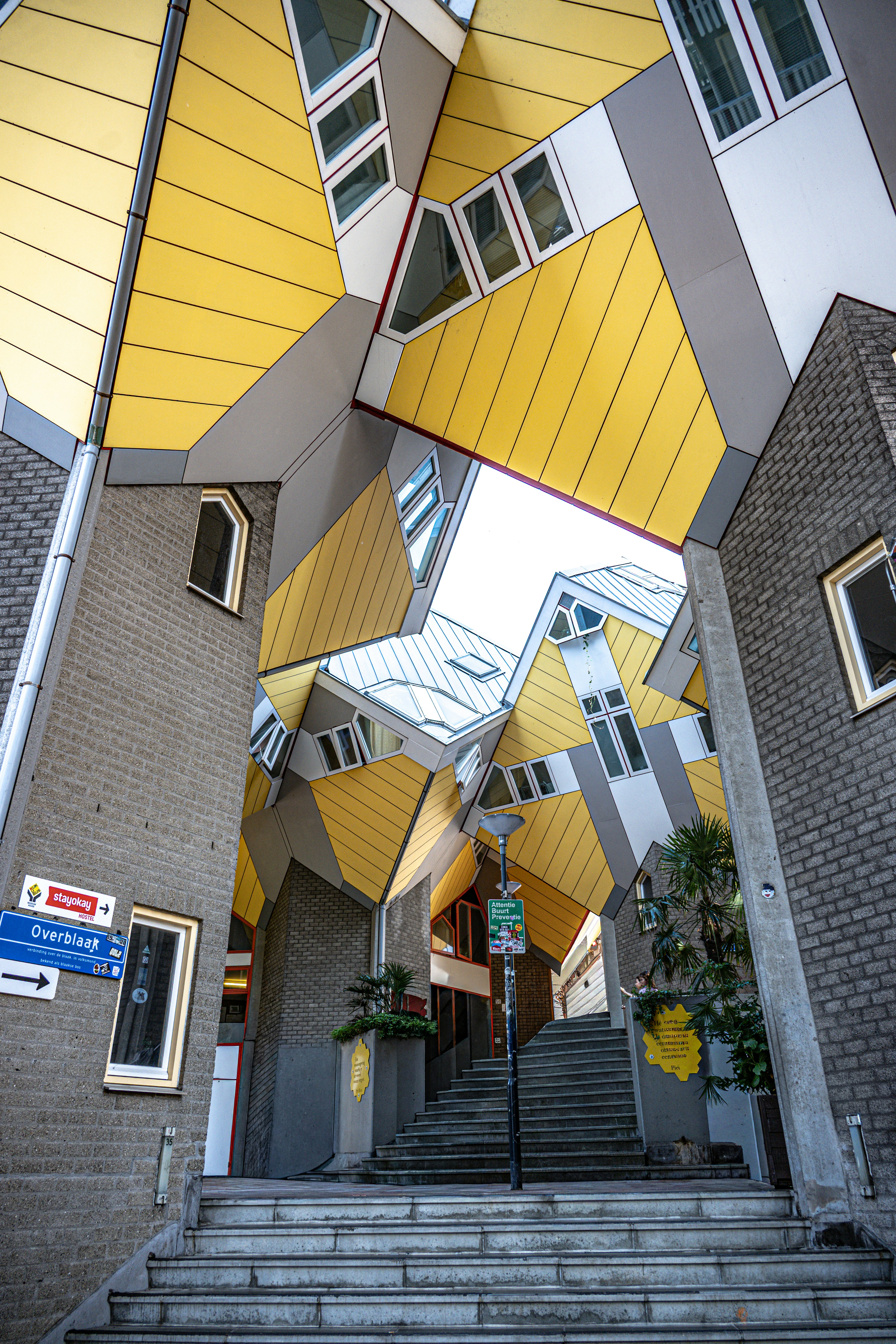 Die einzigartige Architektur des gelben Würfels mit Treppen, die nach oben führen.