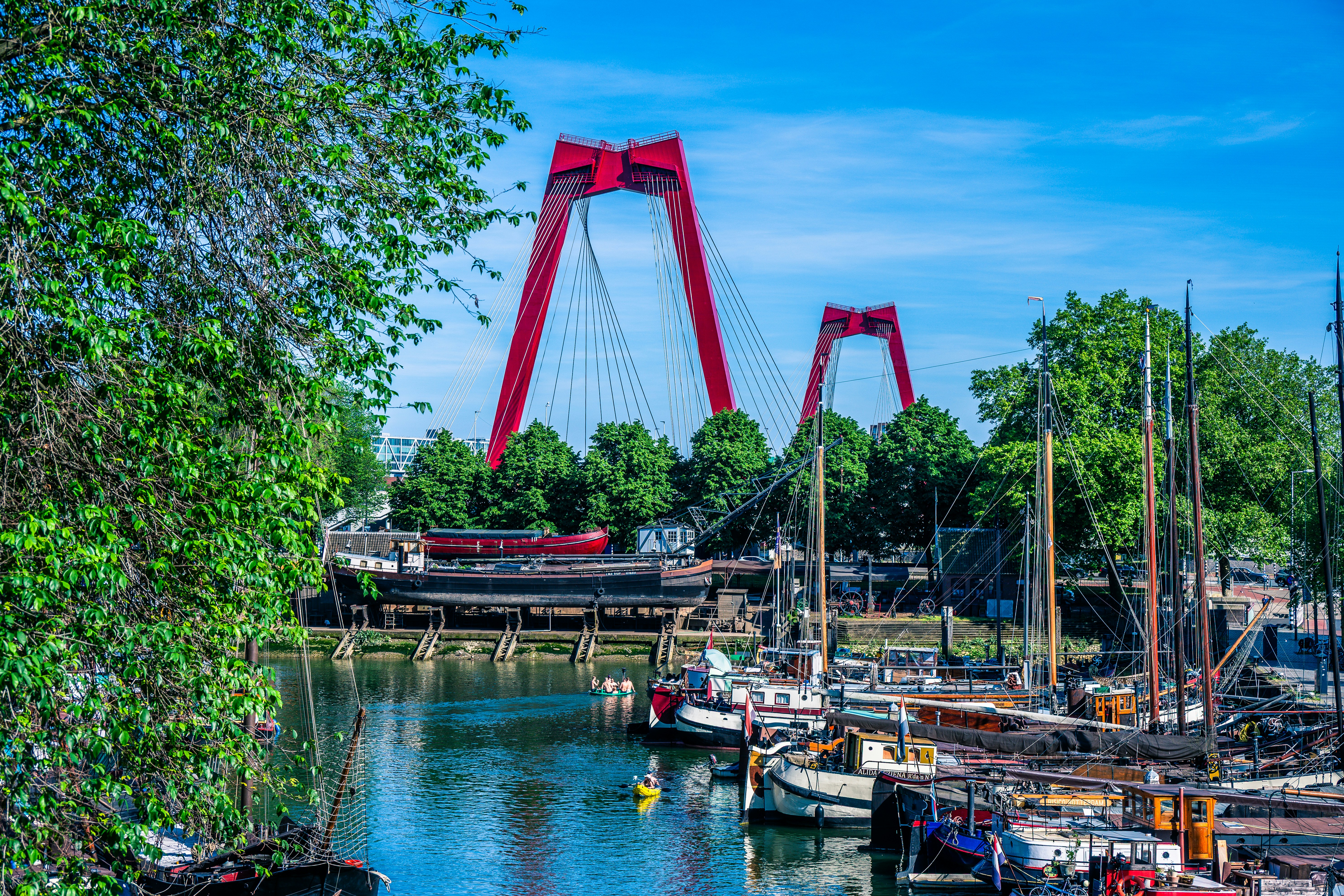 Die ikonische rote Brücke blickt auf Boote, die an einem lebendigen Kanal angelegt sind.