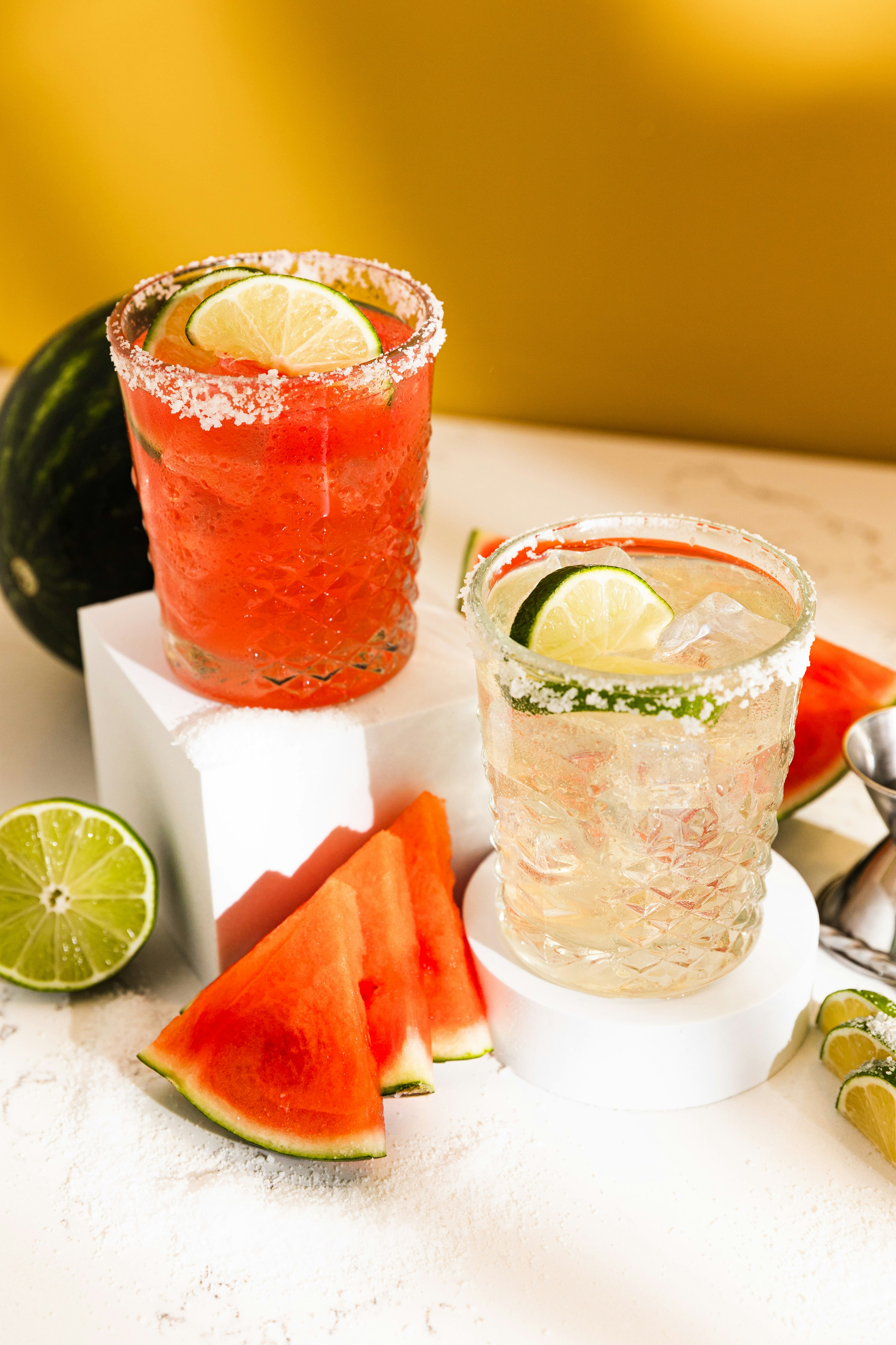 Wassermelonen-Limetten-Cocktails, garniert mit frischem Obst