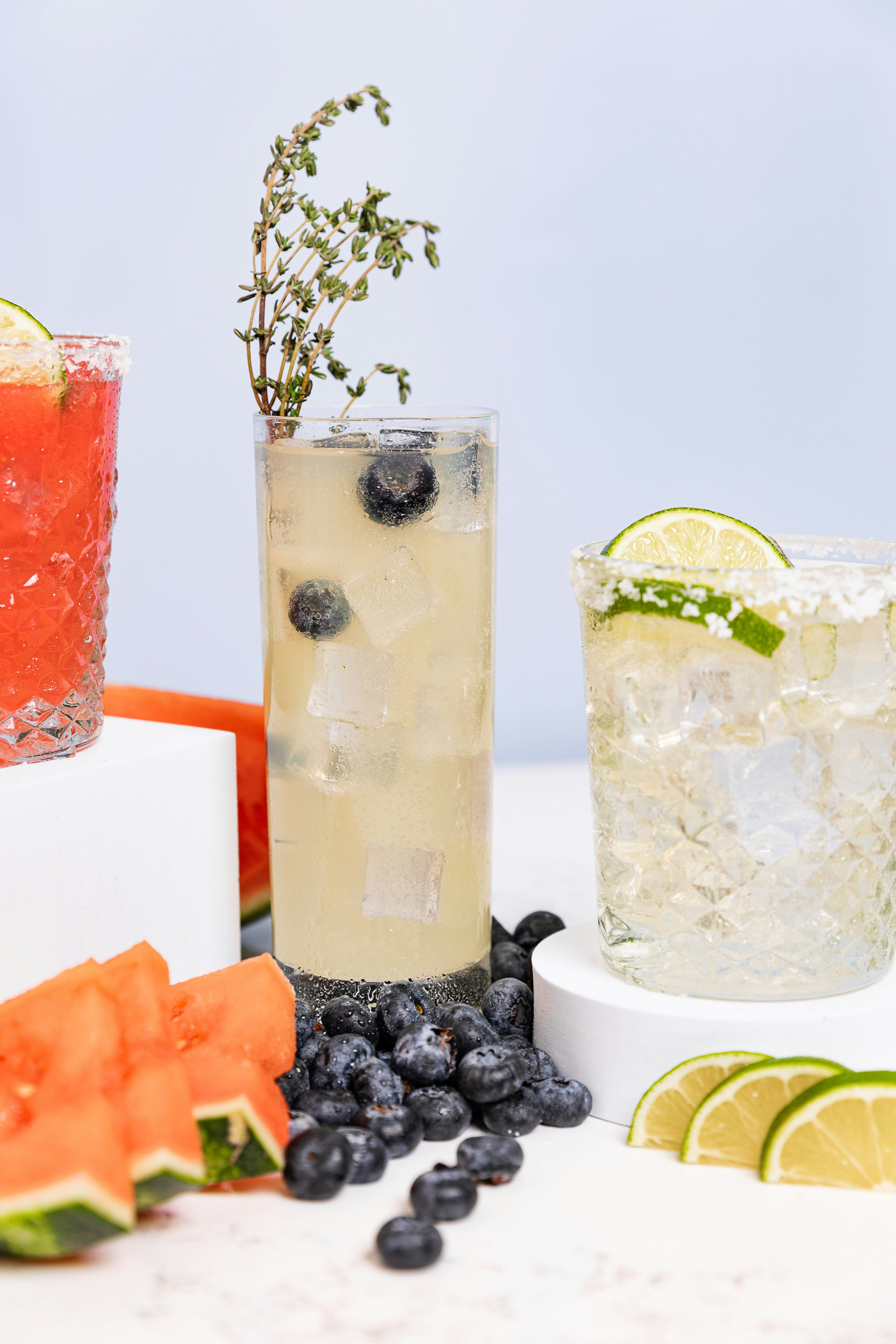 Bunte Cocktails mit Wassermelone, Blaubeeren und Limette