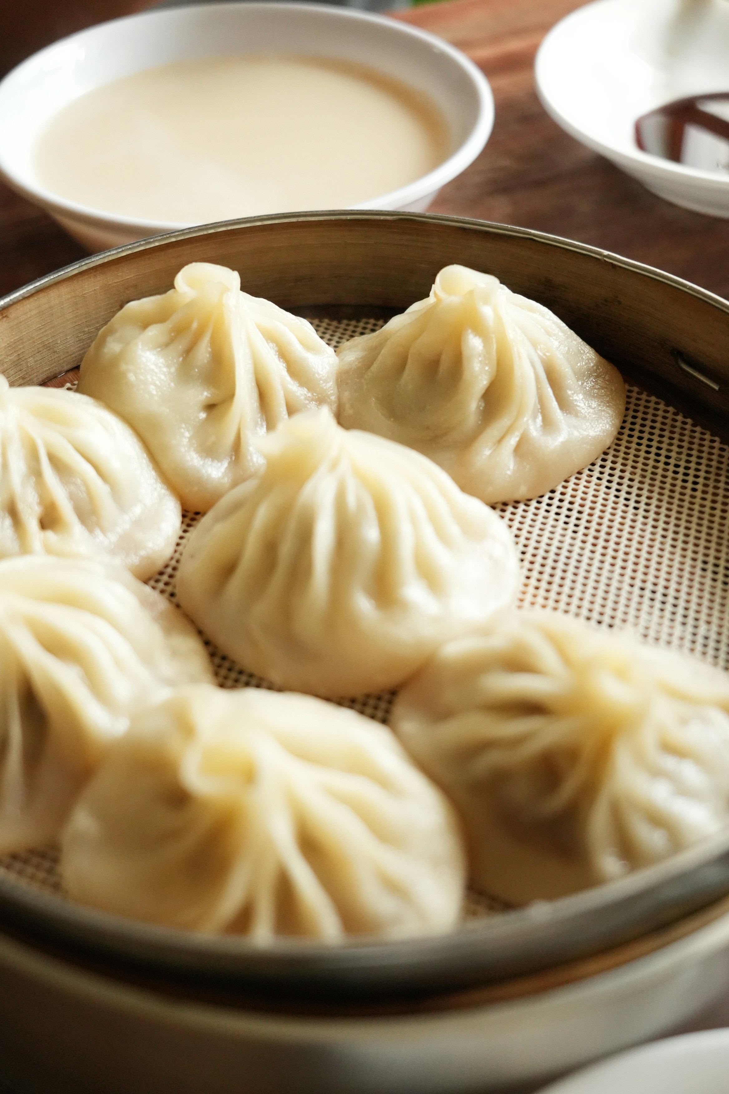 Gedämpfte Suppendumplings (xiaolongbao) in einem Bambusdampfer