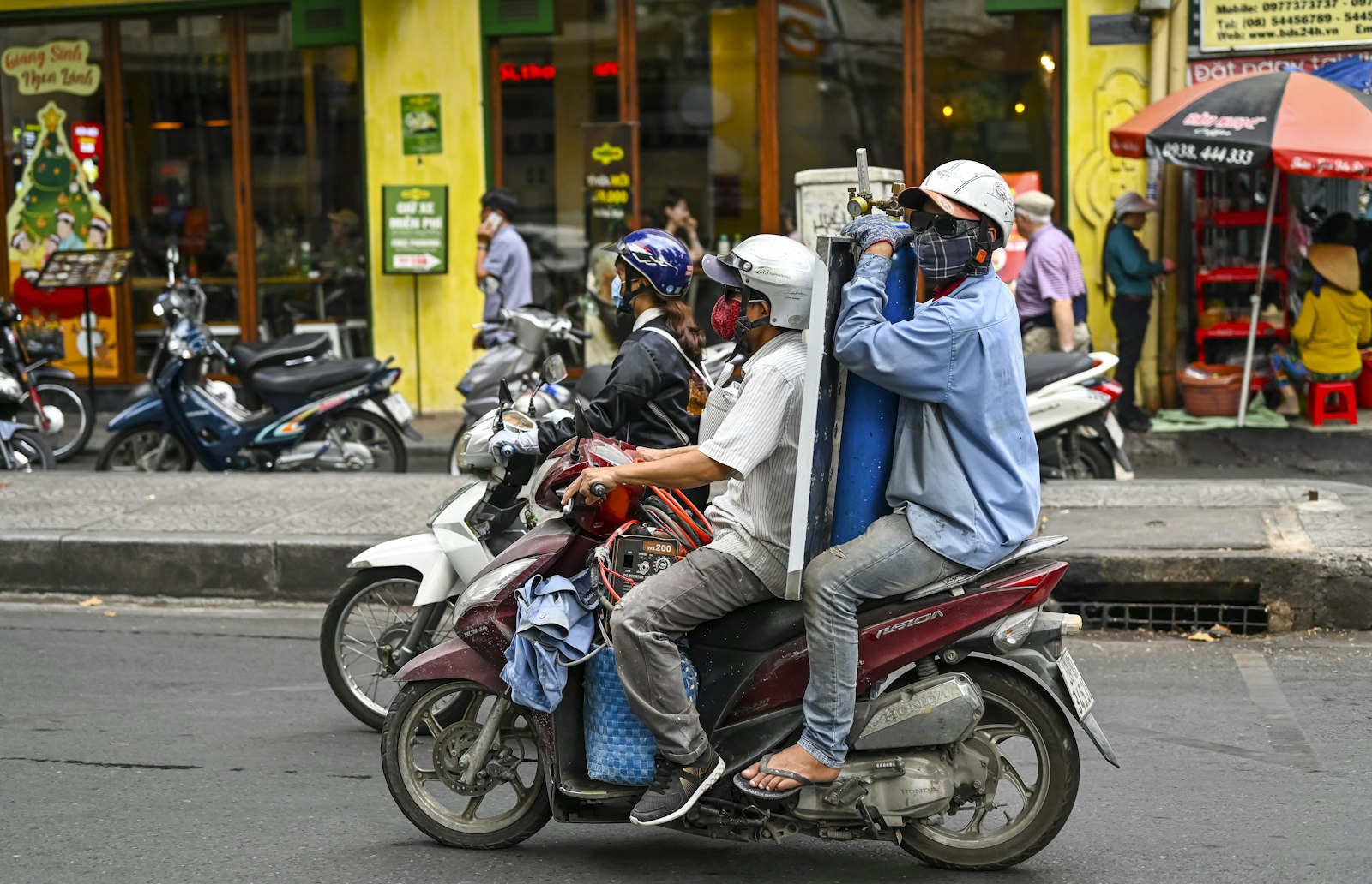 Gọi xe và hỏi đường trên phố