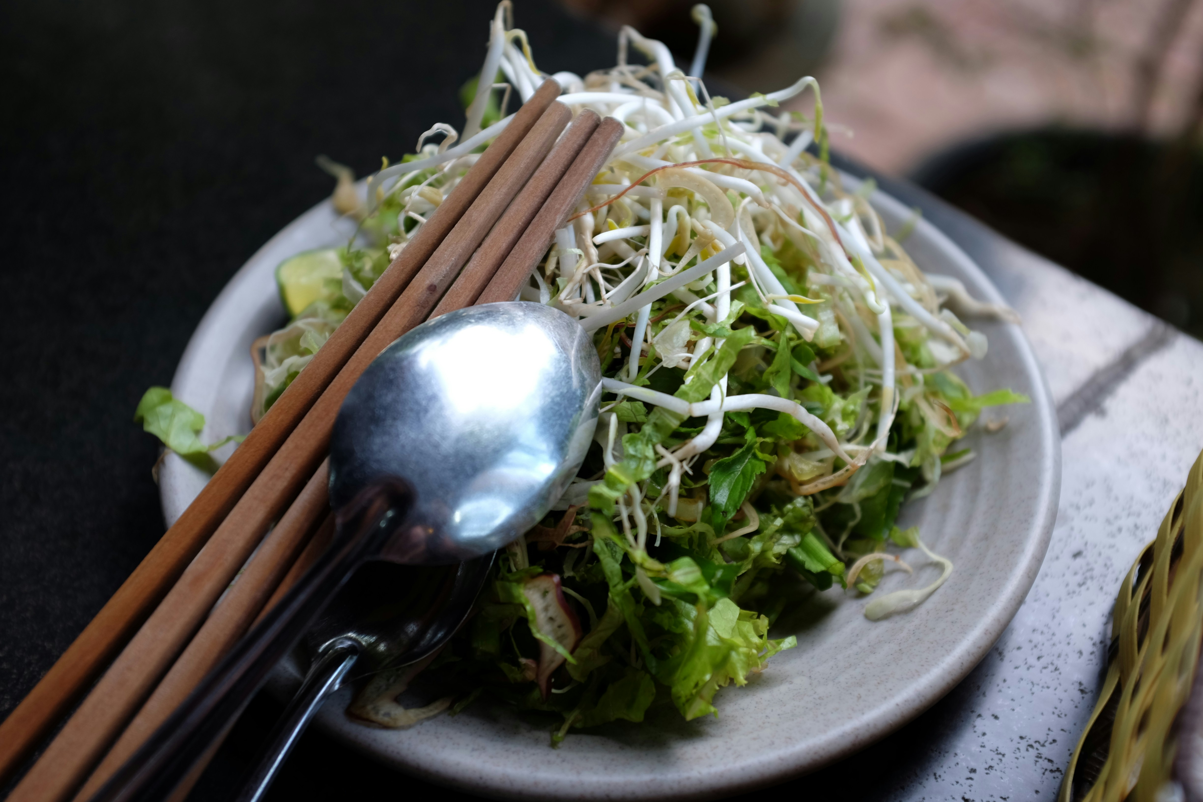 Giá đỗ tươi và rau xanh ăn kèm agujjim