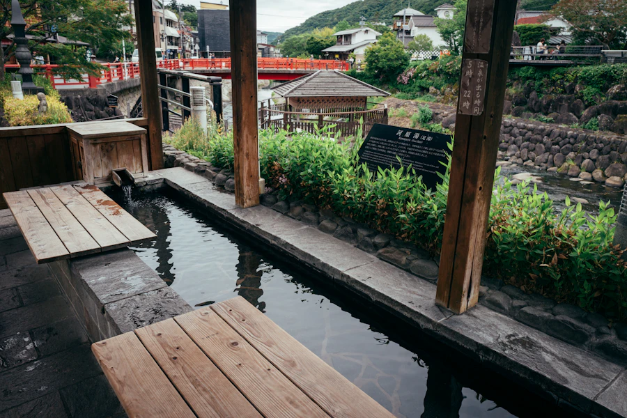 木の腰かけがある屋外の足湯（イメージ）
