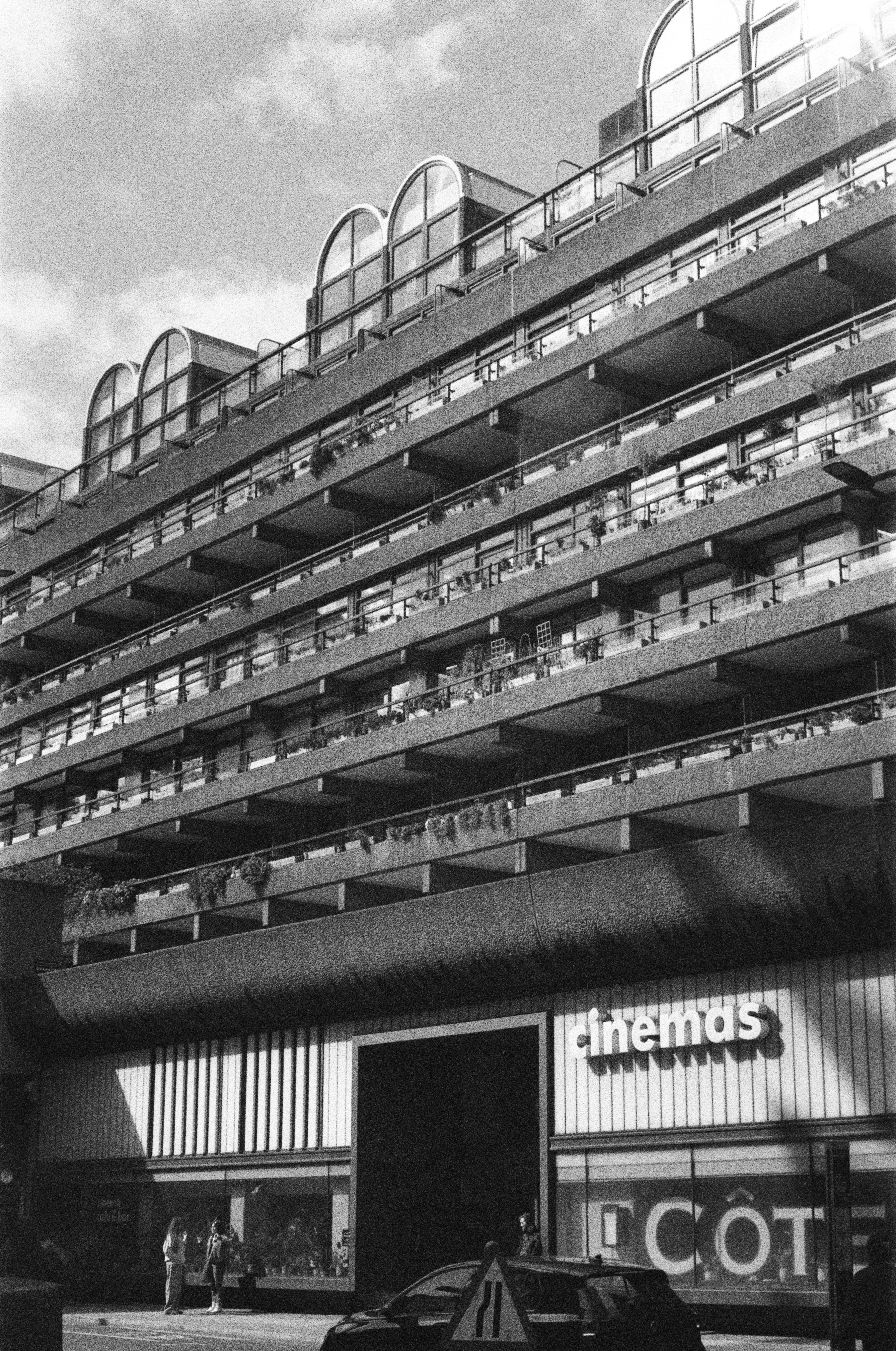 Fotomural Brutalist building with terraced balconies and cinema entrance