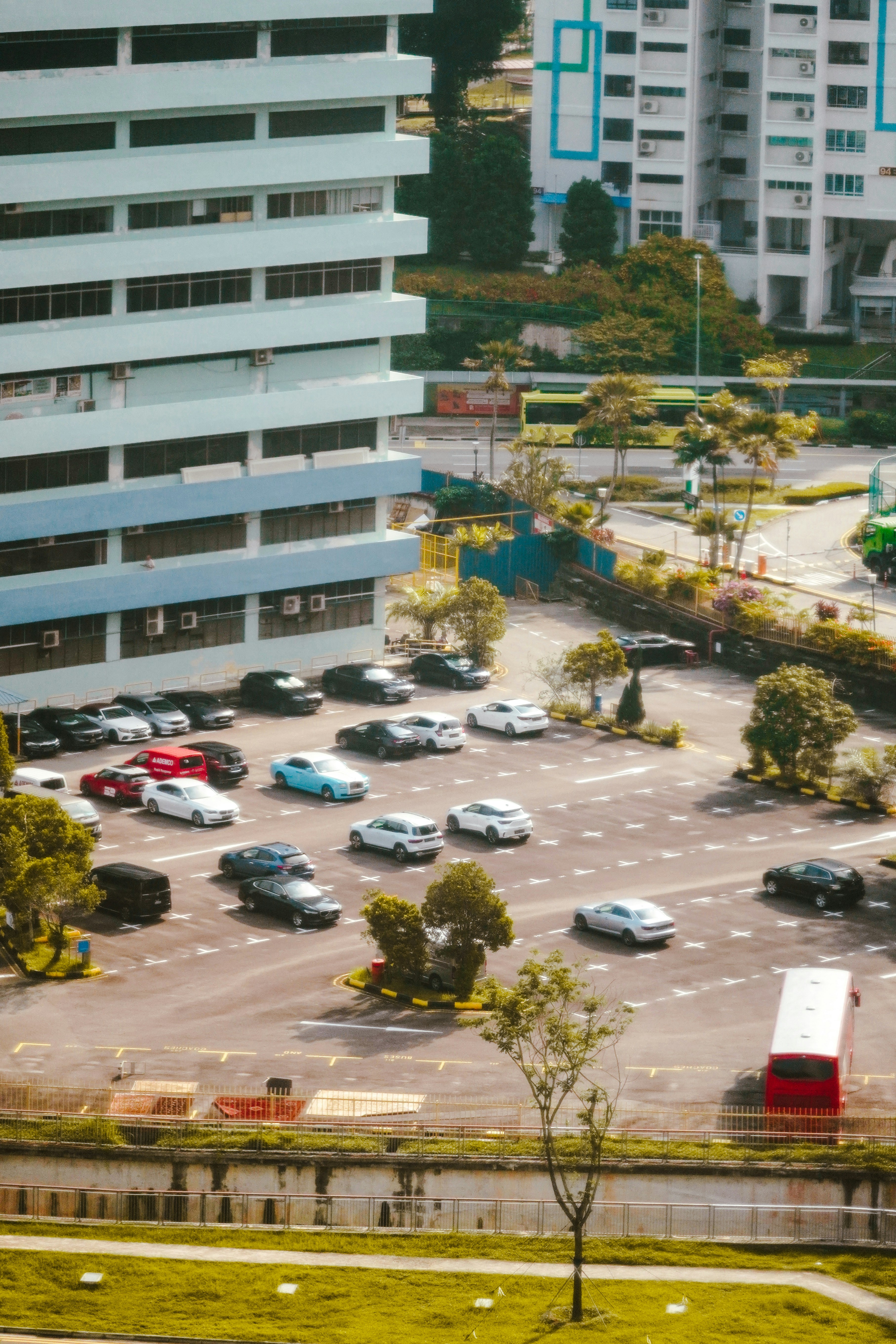 Un aparcamiento lleno de coches junto a edificios altos