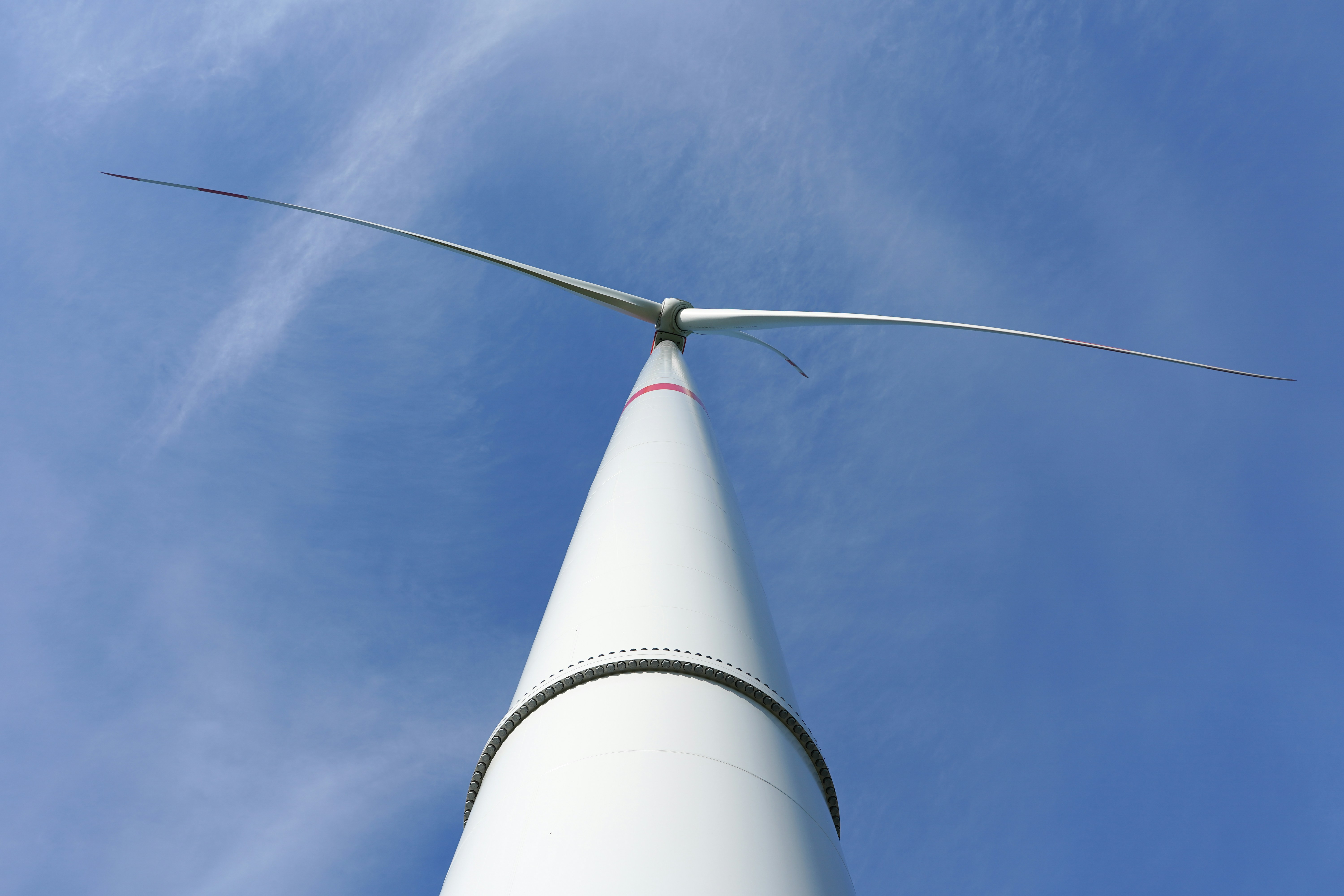 Global Renewable Energy Push Faces Infrastructure Bottlenecks Amid Rising Temperatures