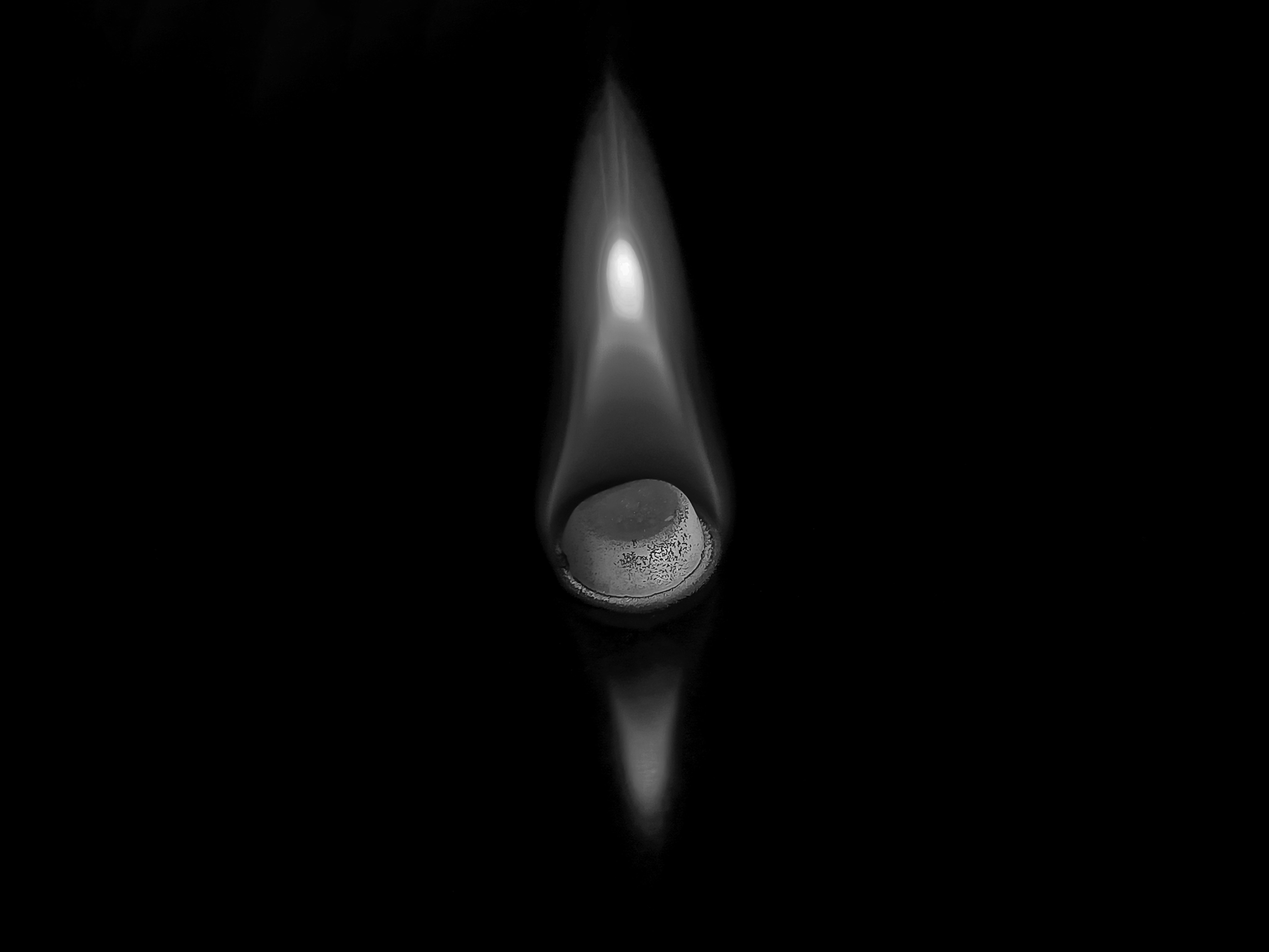Une braise incandescente avec une flamme et un reflet