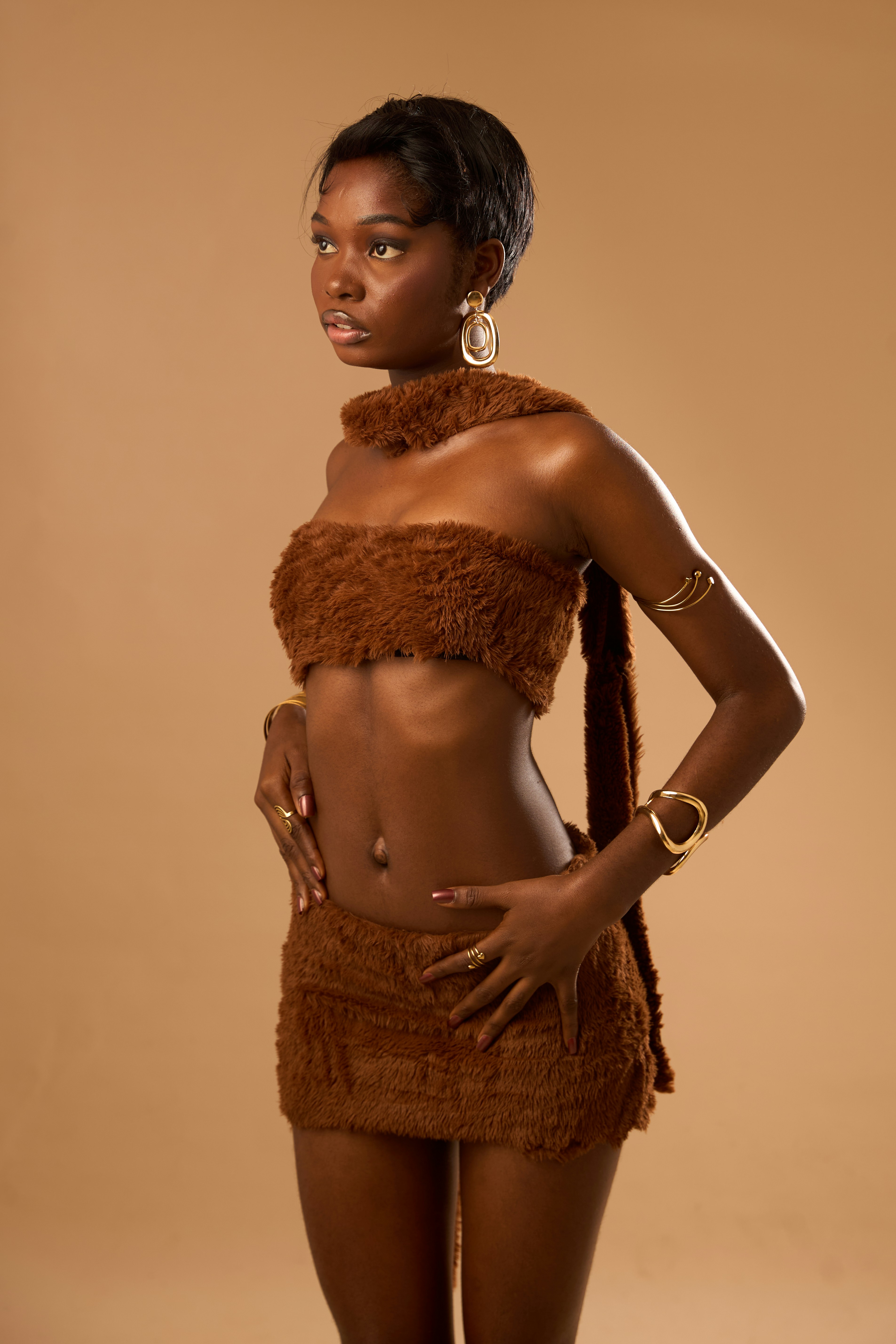 gold jewelry winter fashion, wallpaper, Wearing Gold Jewelry with Winter Outfits: A Style Guide 6
