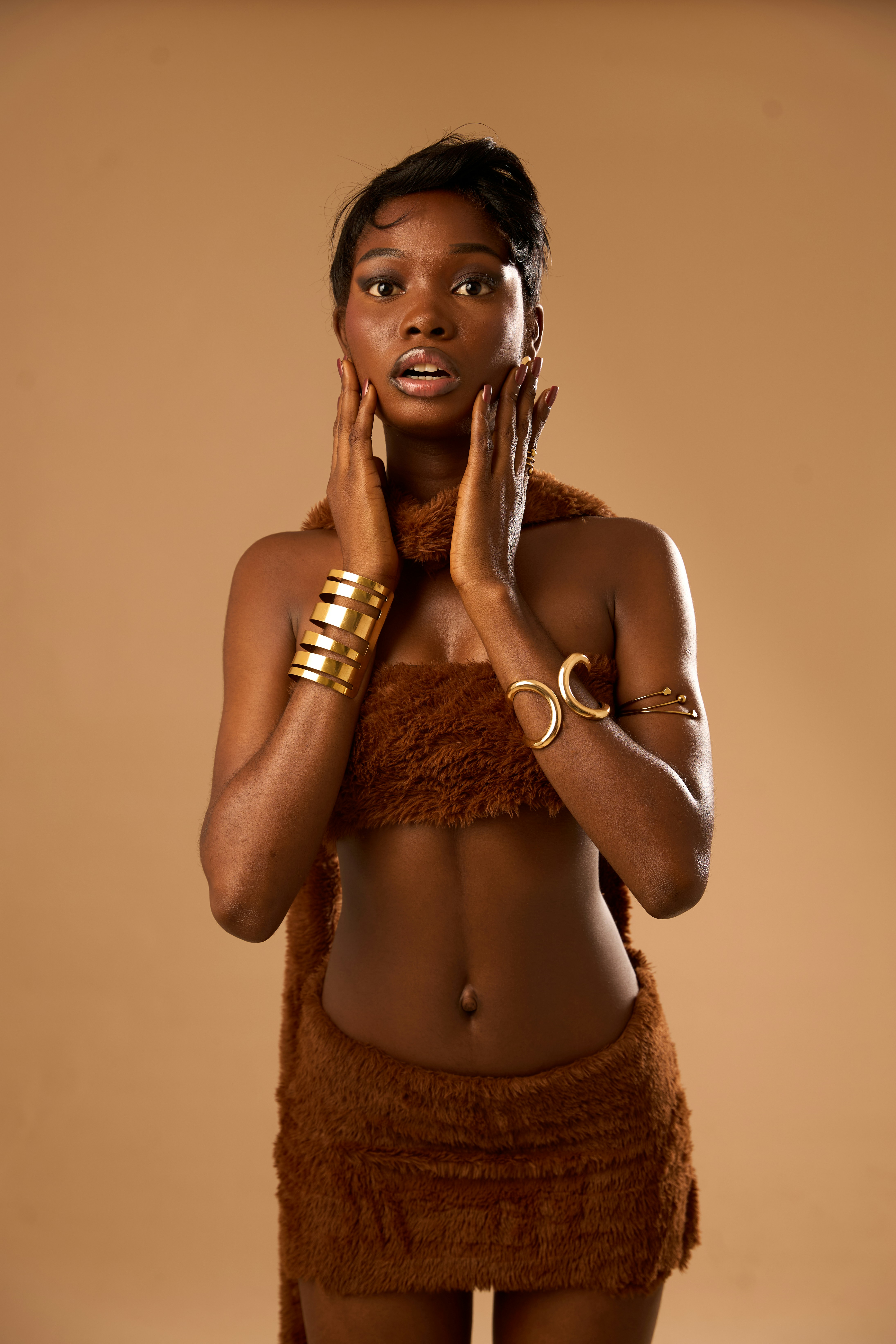 gold jewelry winter fashion, wallpaper, Wearing Gold Jewelry with Winter Outfits: A Style Guide 5