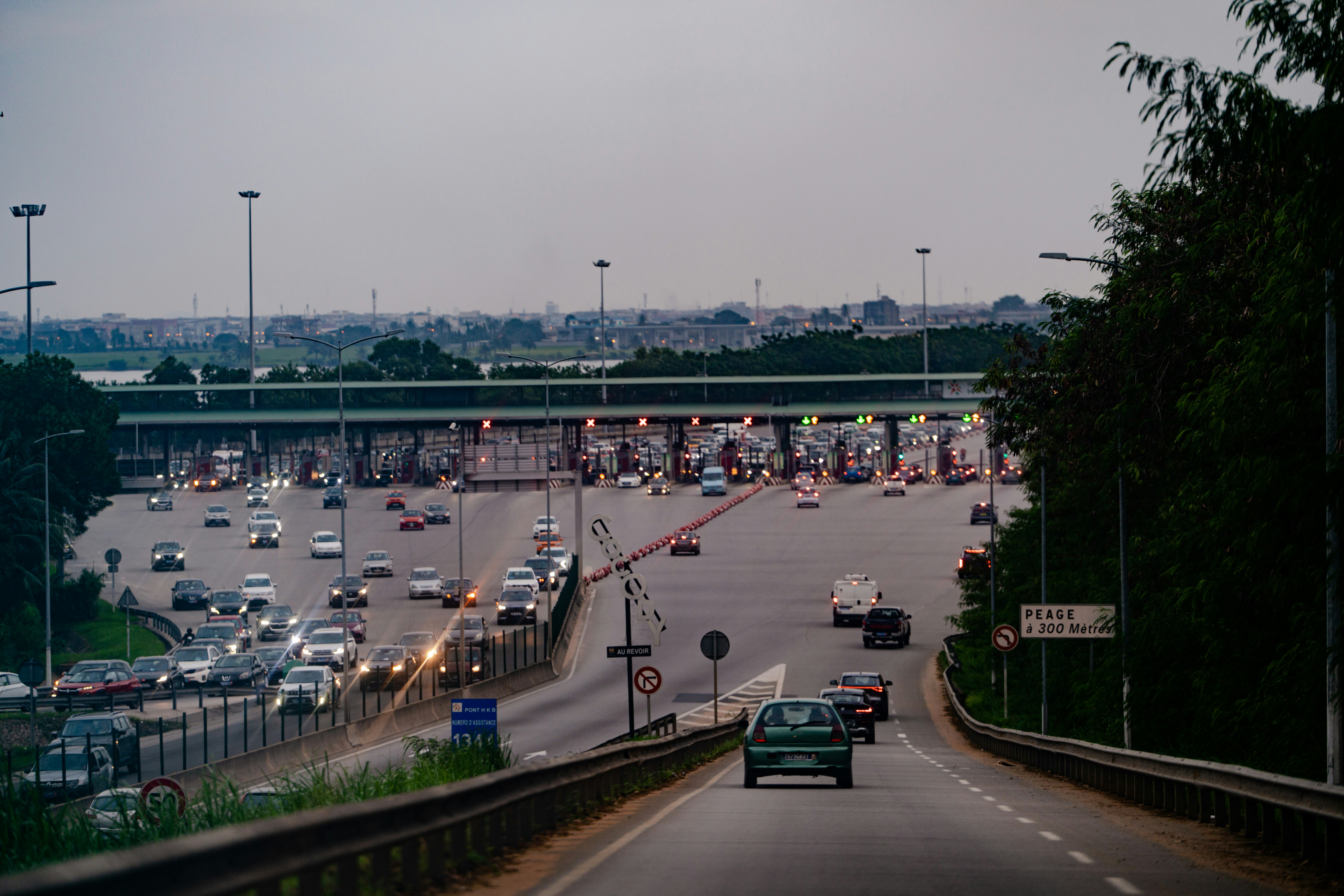 Uma praça de pedágio movimentada com muitos carros em uma rodovia