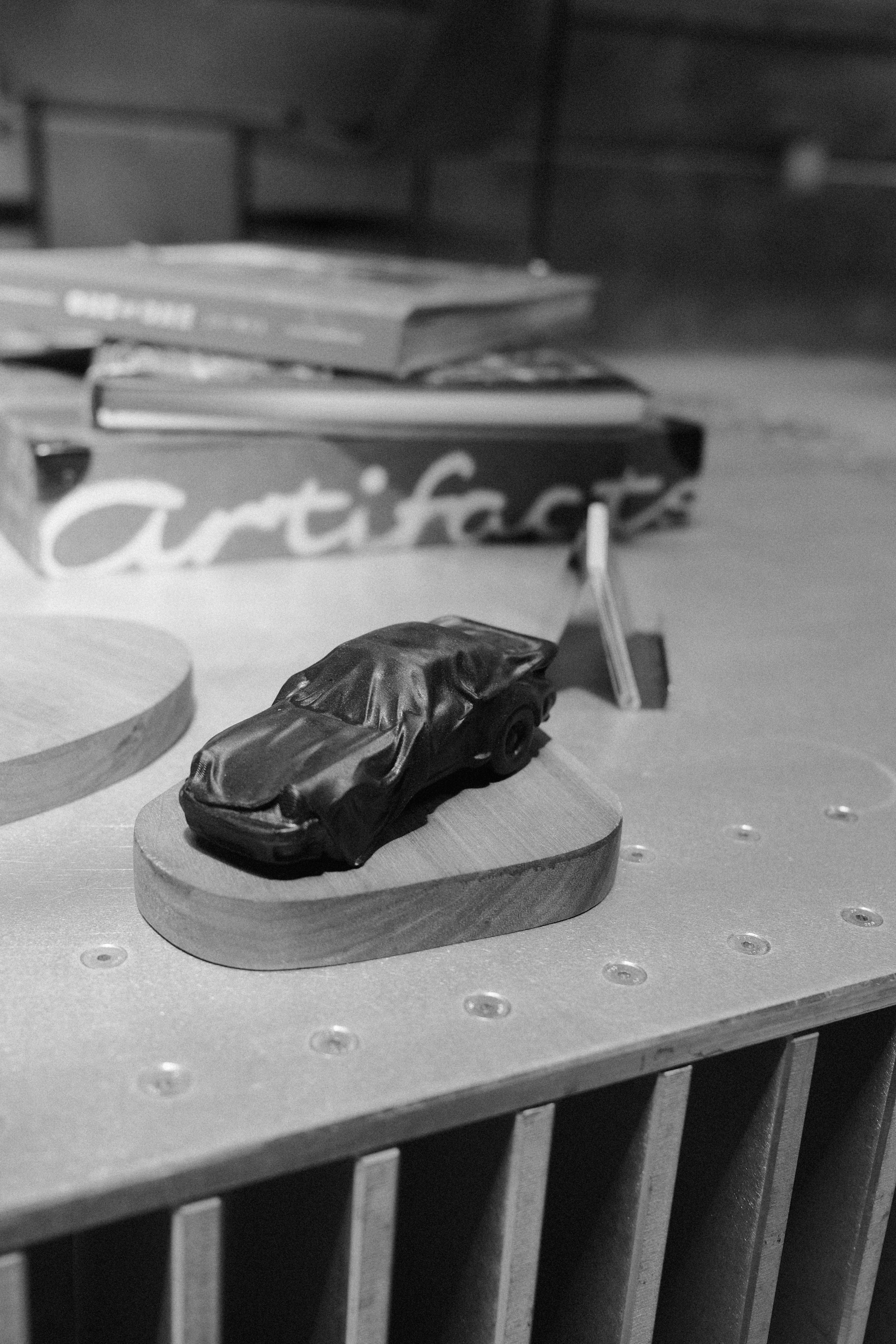 Prototipo di auto bianco e nero su una base di legno.