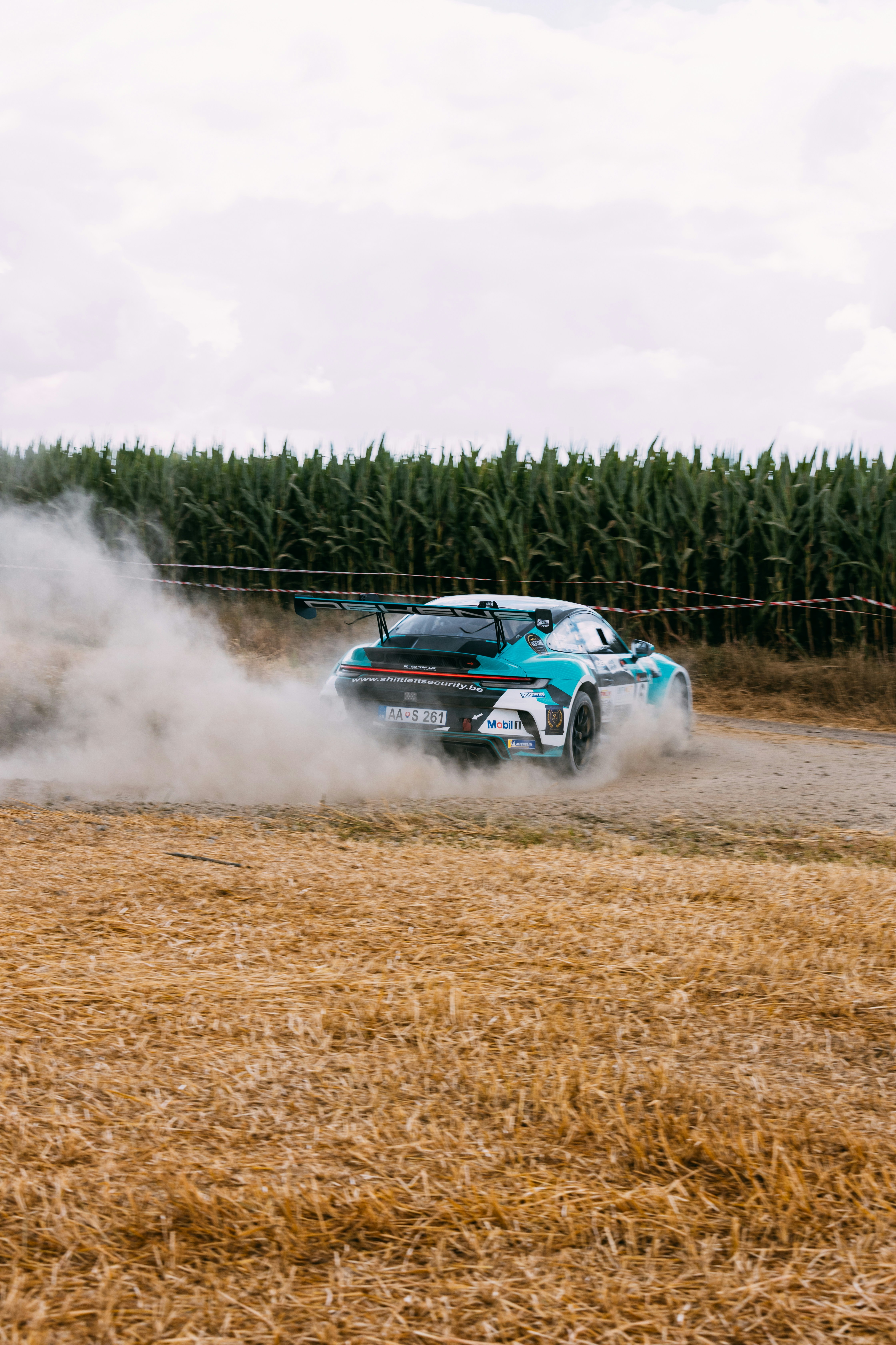 Auto da rally che sollevano polvere su una pista sterrata