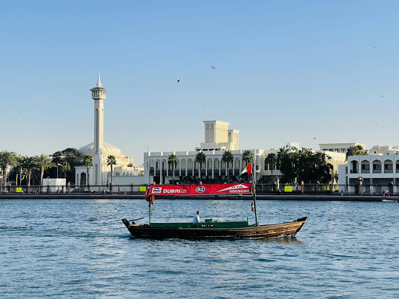 Widok na zabudowę Dubaju nad wodą w Zjednoczonych Emiratach Arabskich