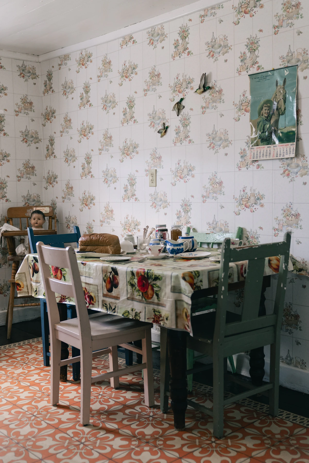 Dapur bergaya lama dengan wallpaper bunga dan meja makan