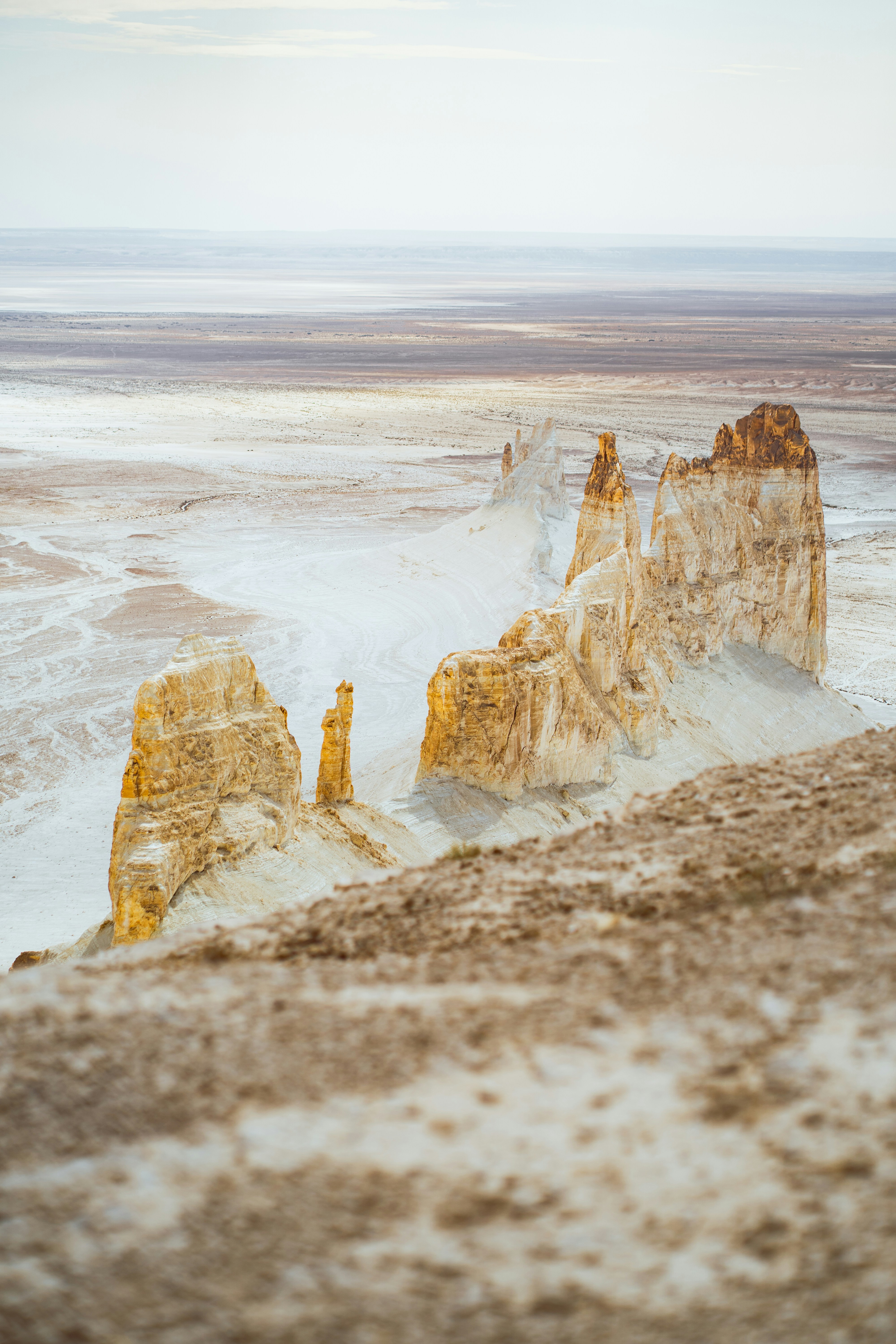 Majestic white rock formations in a vast, desolate desert. - 相关推荐